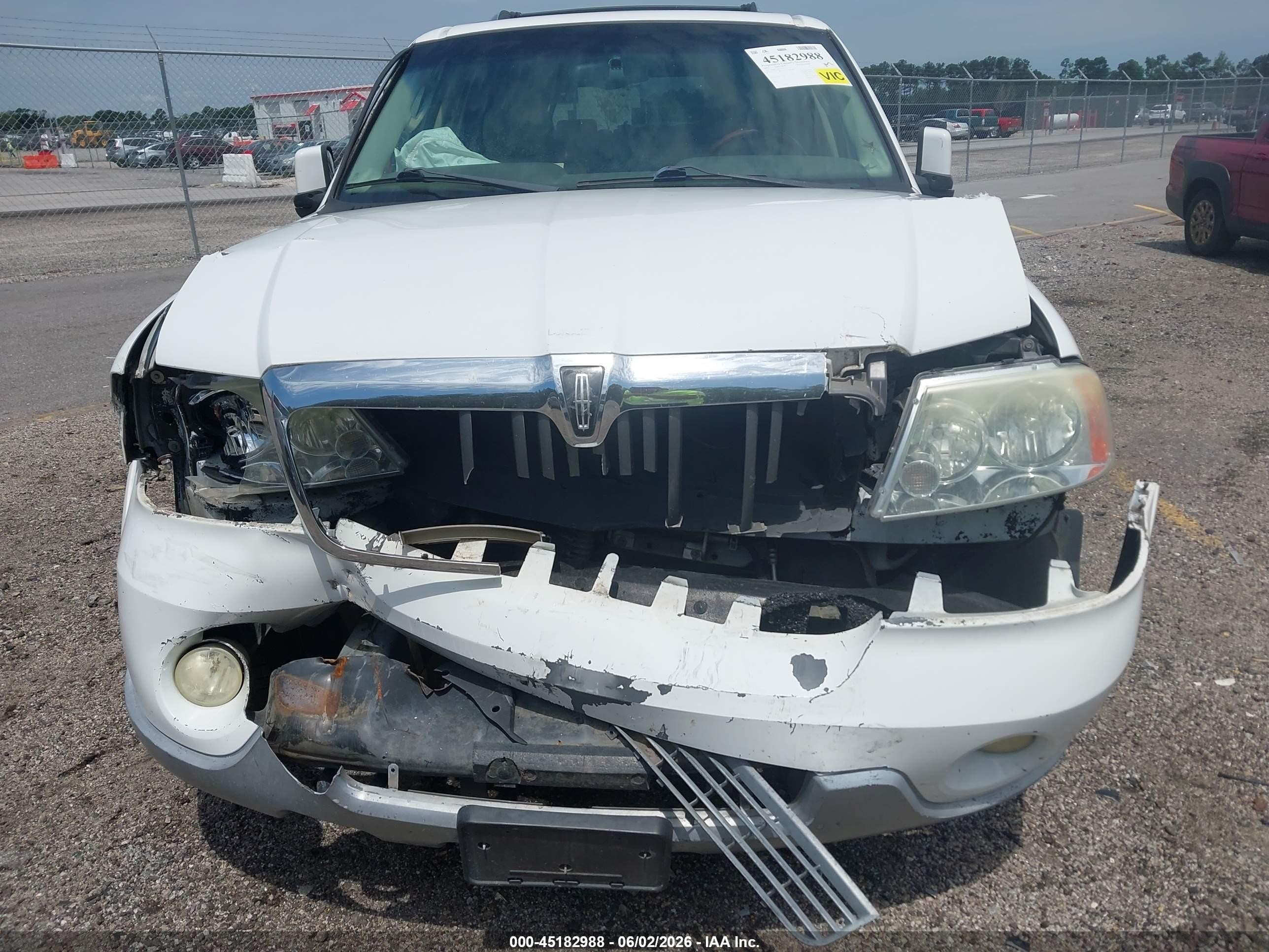 2004 Lincoln Navigator   White vin: 5LMFU27RX4LJ41170