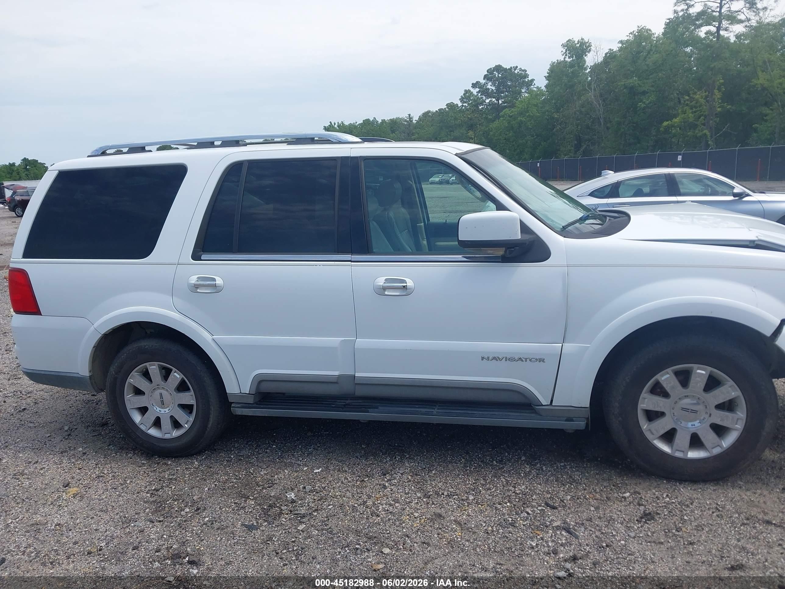 2004 Lincoln Navigator   White vin: 5LMFU27RX4LJ41170