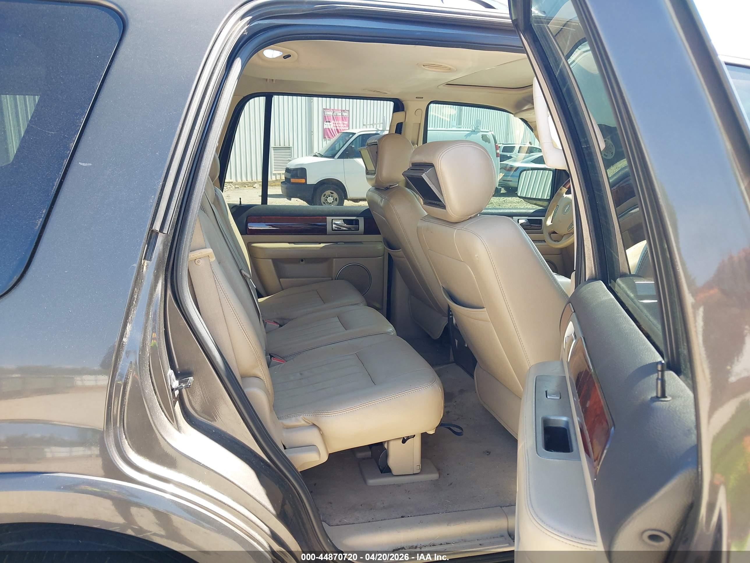2005 Lincoln Navigator   Gray vin: 5LMFU28505LJ19255