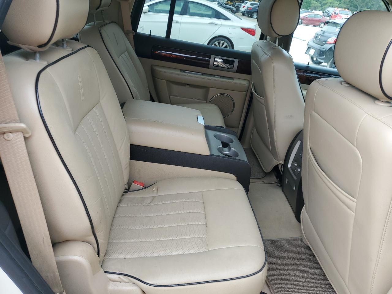 2005 Lincoln Navigator Beige vin: 5LMFU28525LJ21993