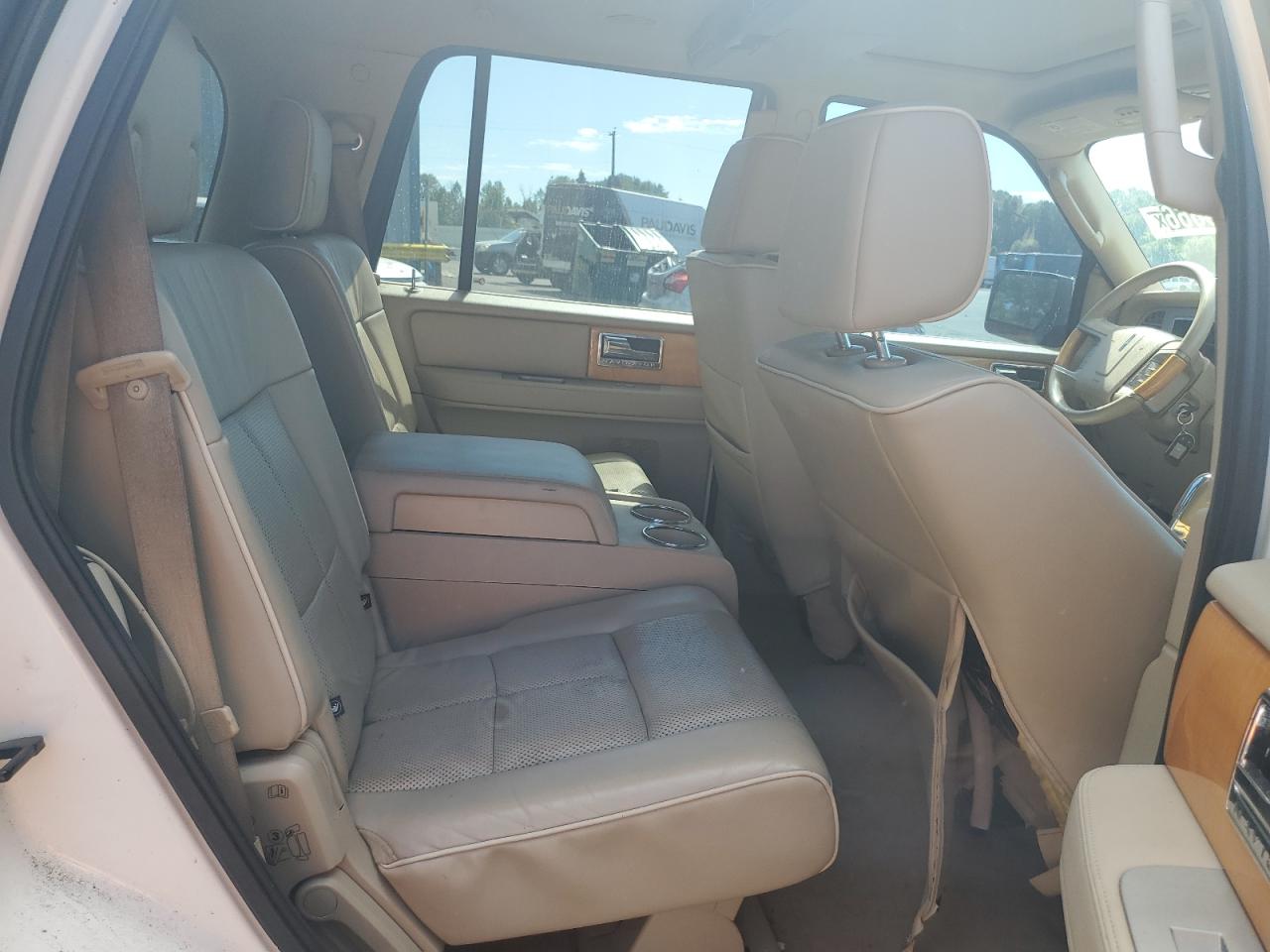 2007 Lincoln Navigator White vin: 5LMFU28527LJ17106 Damage: Right Front Seat Back, Cut, > 12 Inches