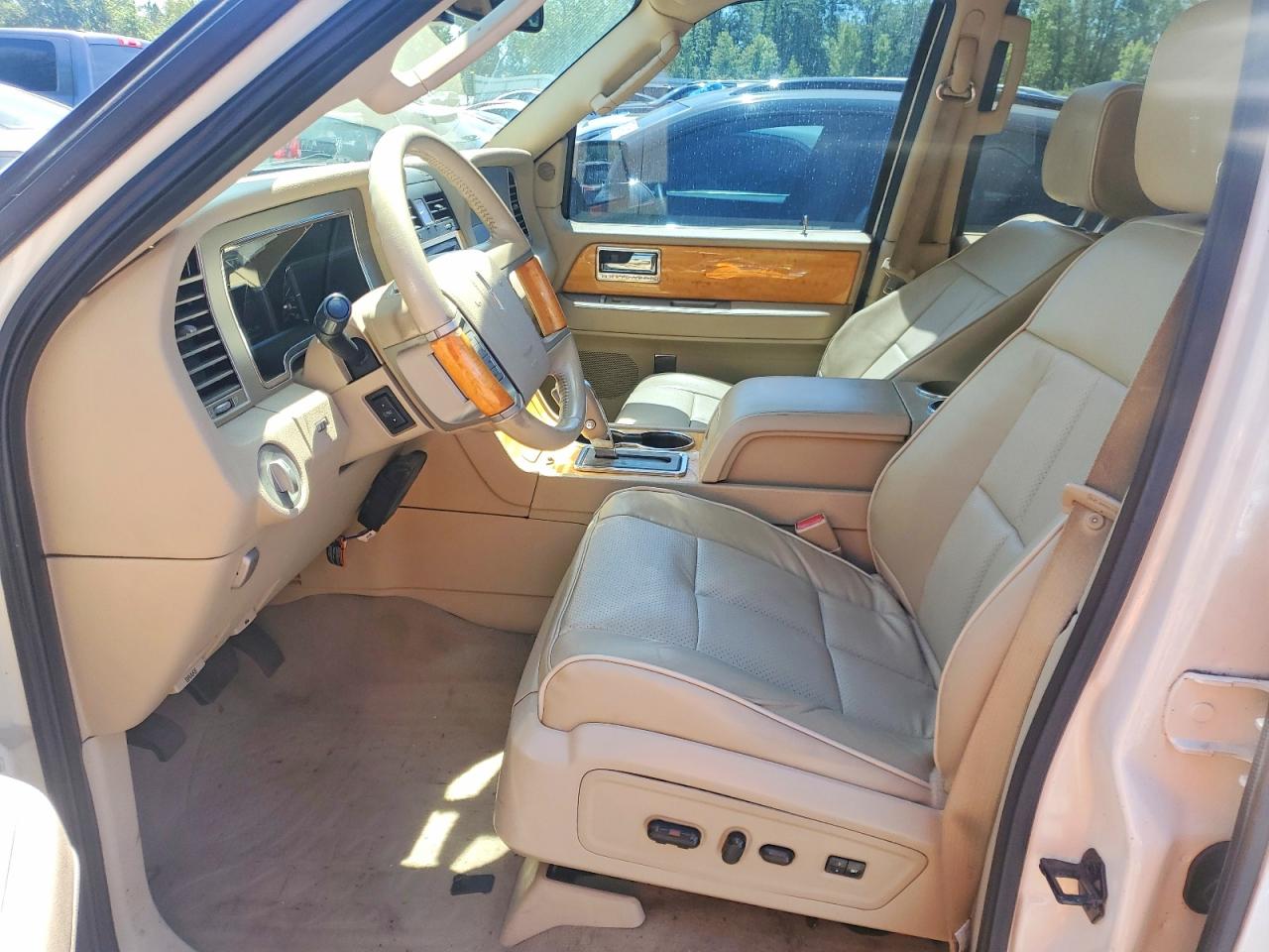 2007 Lincoln Navigator White vin: 5LMFU28527LJ17106