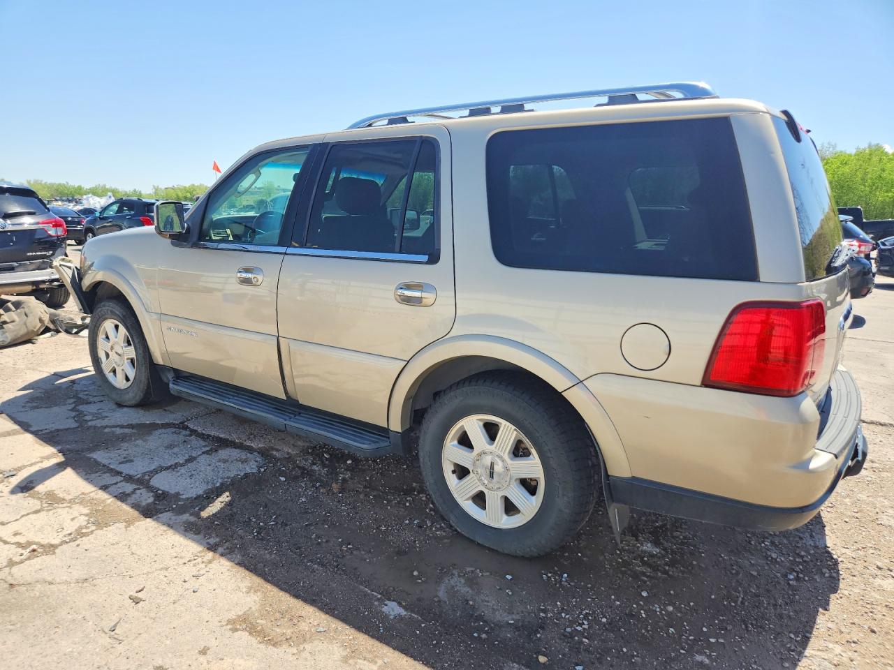 2005 Lincoln Navigator Beige vin: 5LMFU28535LJ08122