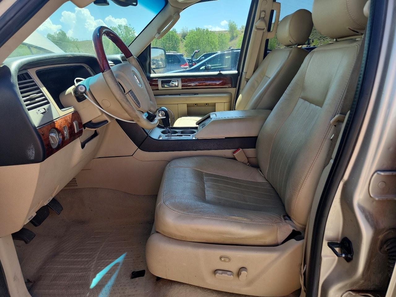 2005 Lincoln Navigator Beige vin: 5LMFU28535LJ08122