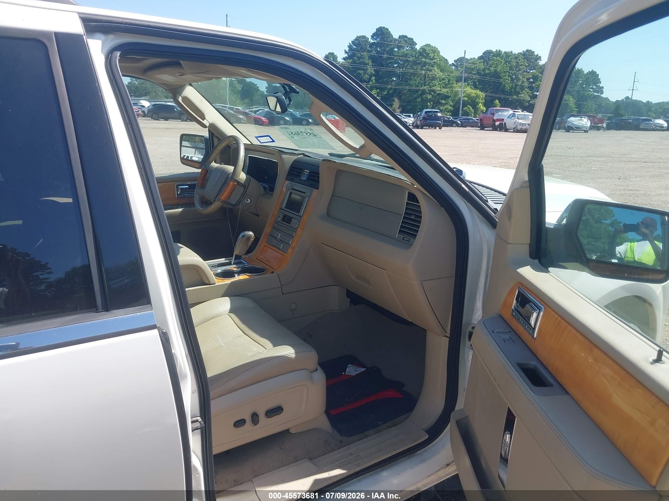 2008 Lincoln Navigator   Кремовый vin: 5LMFU28538LJ11512