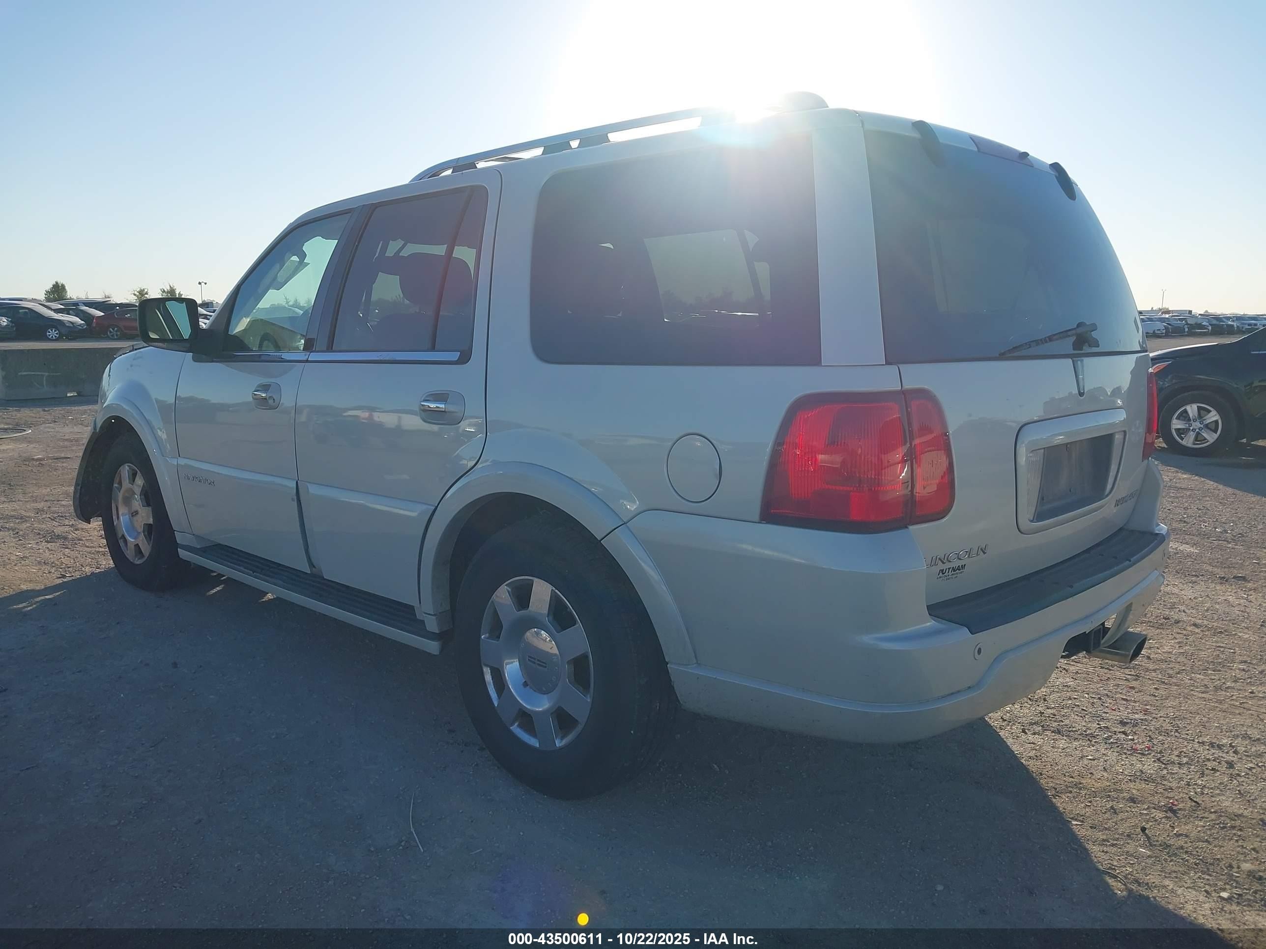 2005 Lincoln Navigator   White vin: 5LMFU28545LJ03611