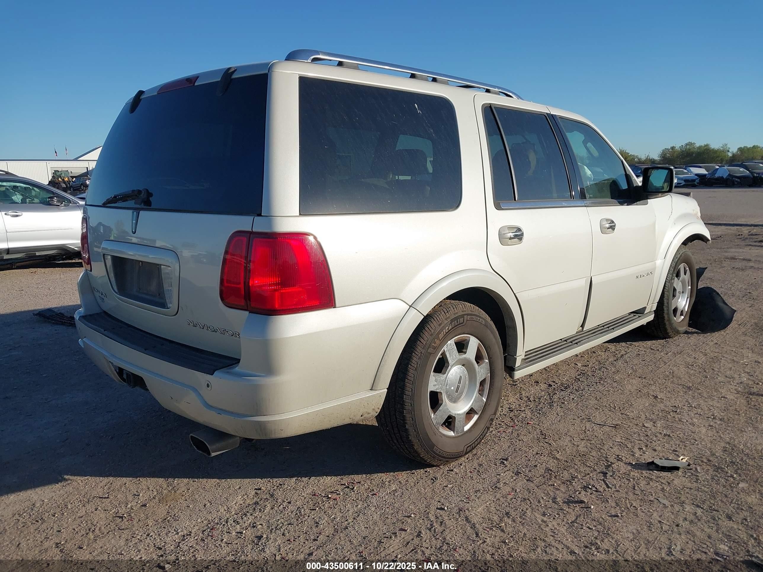 2005 Lincoln Navigator   White vin: 5LMFU28545LJ03611