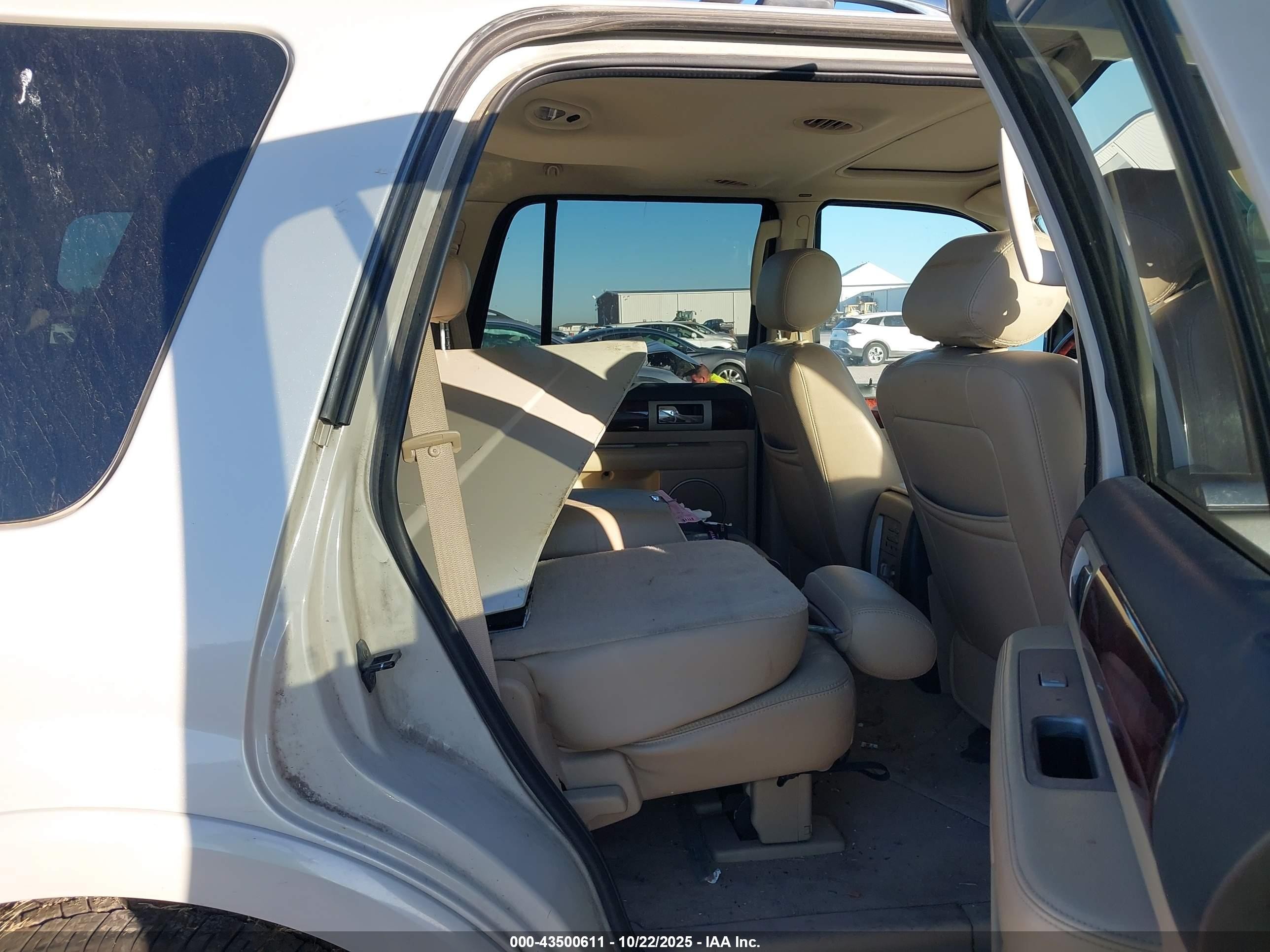 2005 Lincoln Navigator   White vin: 5LMFU28545LJ03611