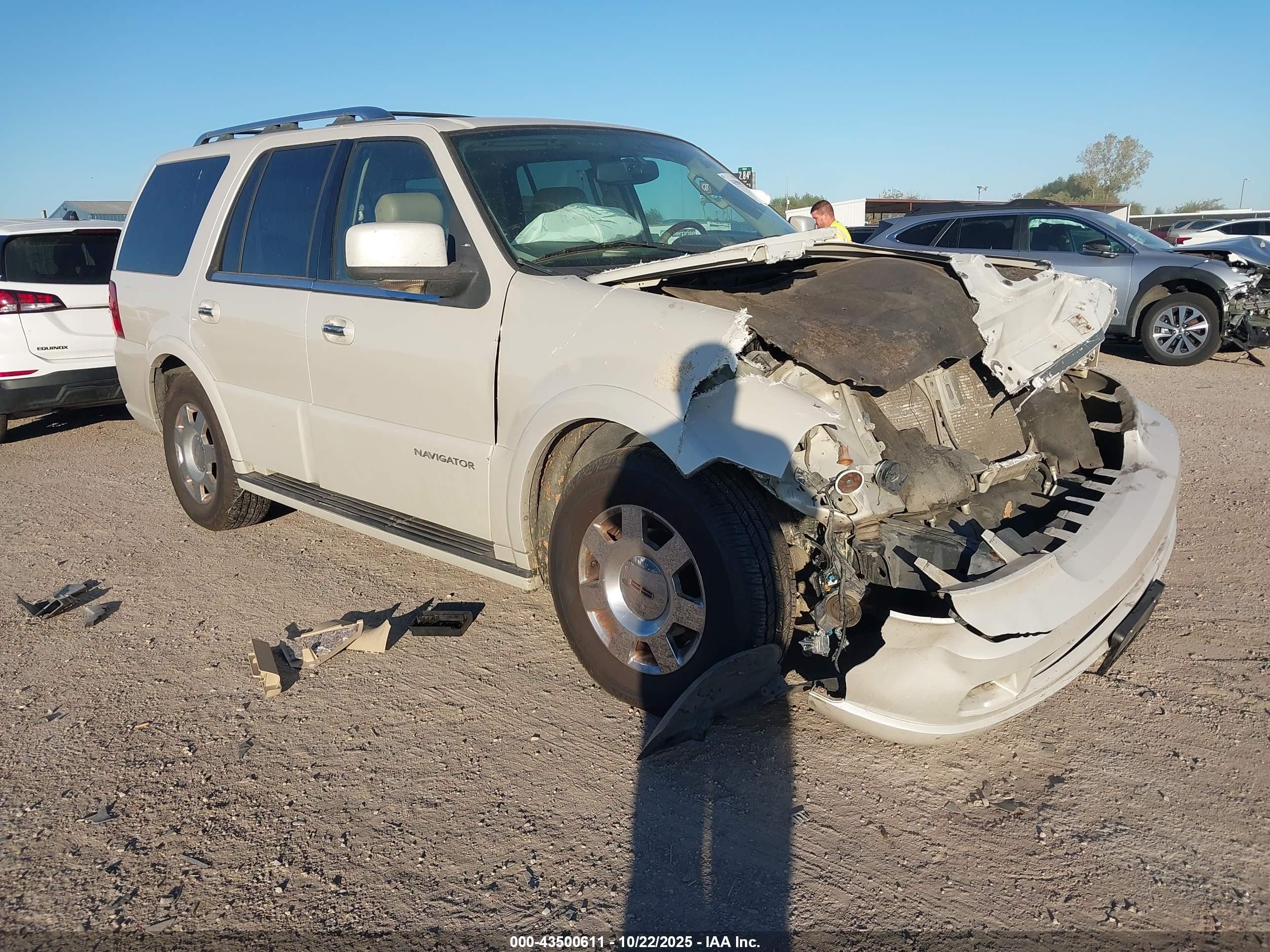2005 Lincoln Navigator   White vin: 5LMFU28545LJ03611