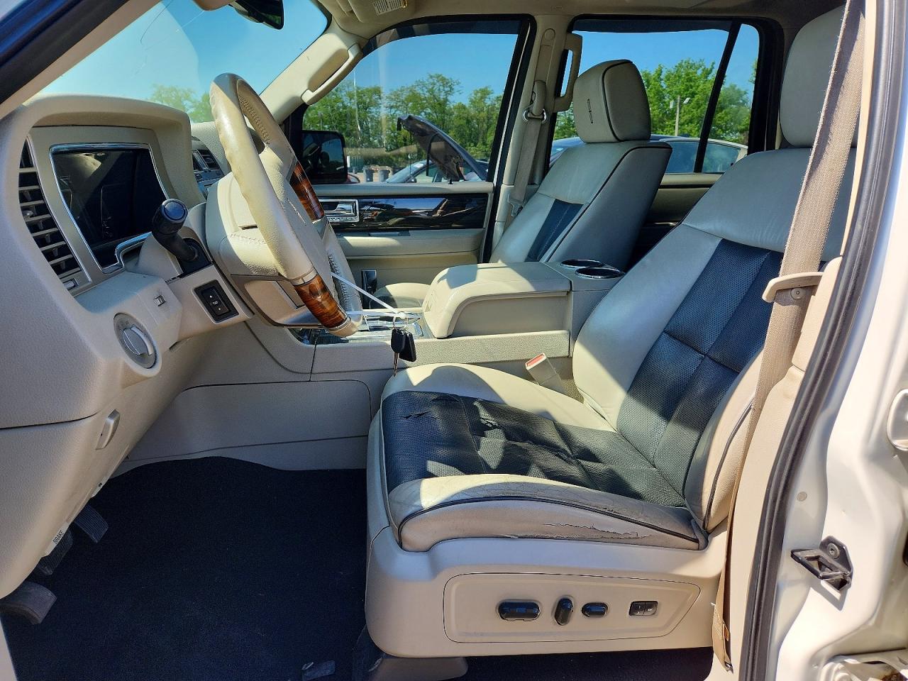2008 Lincoln Navigator White vin: 5LMFU28548LJ07338