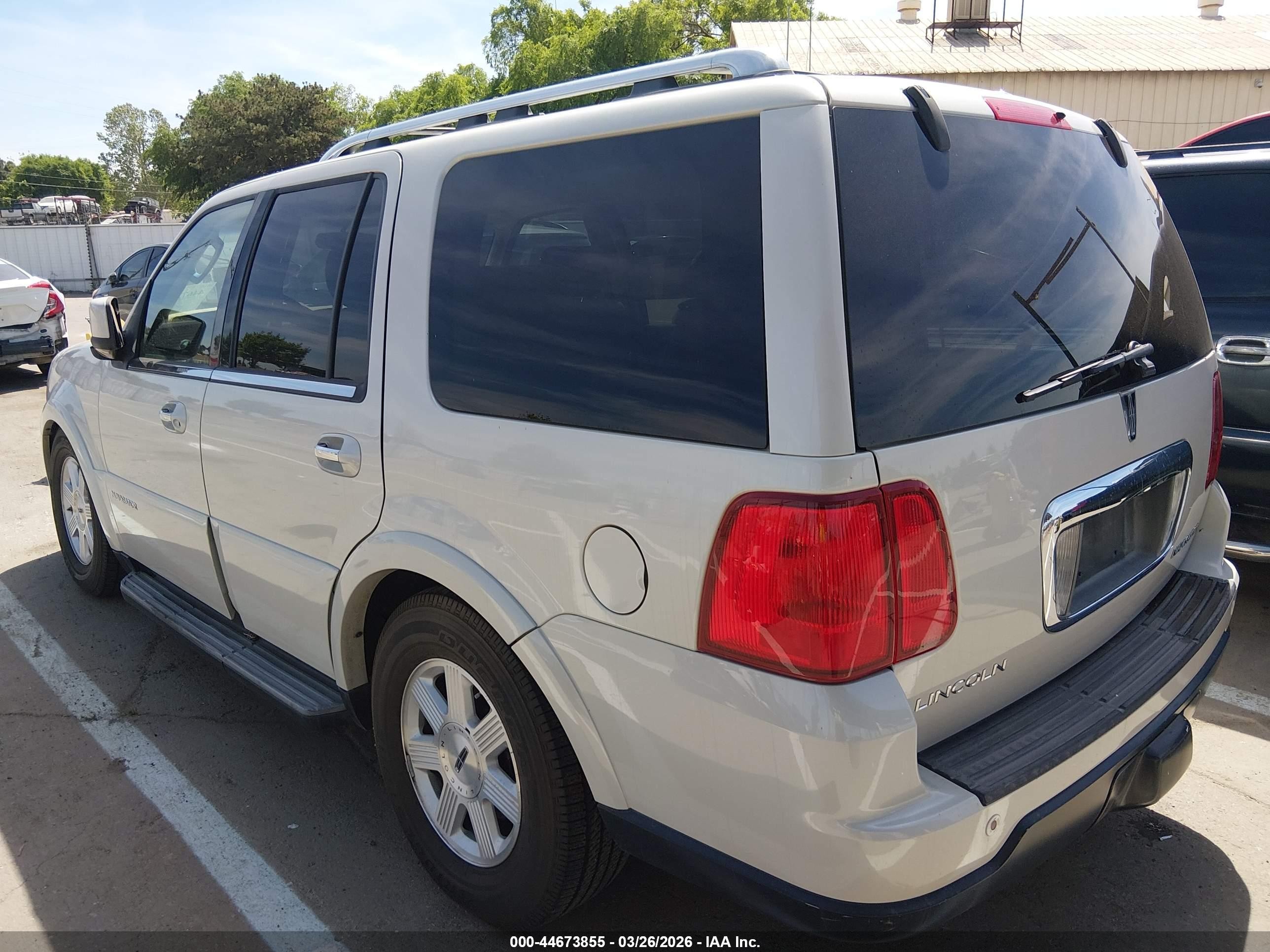 2005 Lincoln Navigator   Белый vin: 5LMFU28555LJ16982