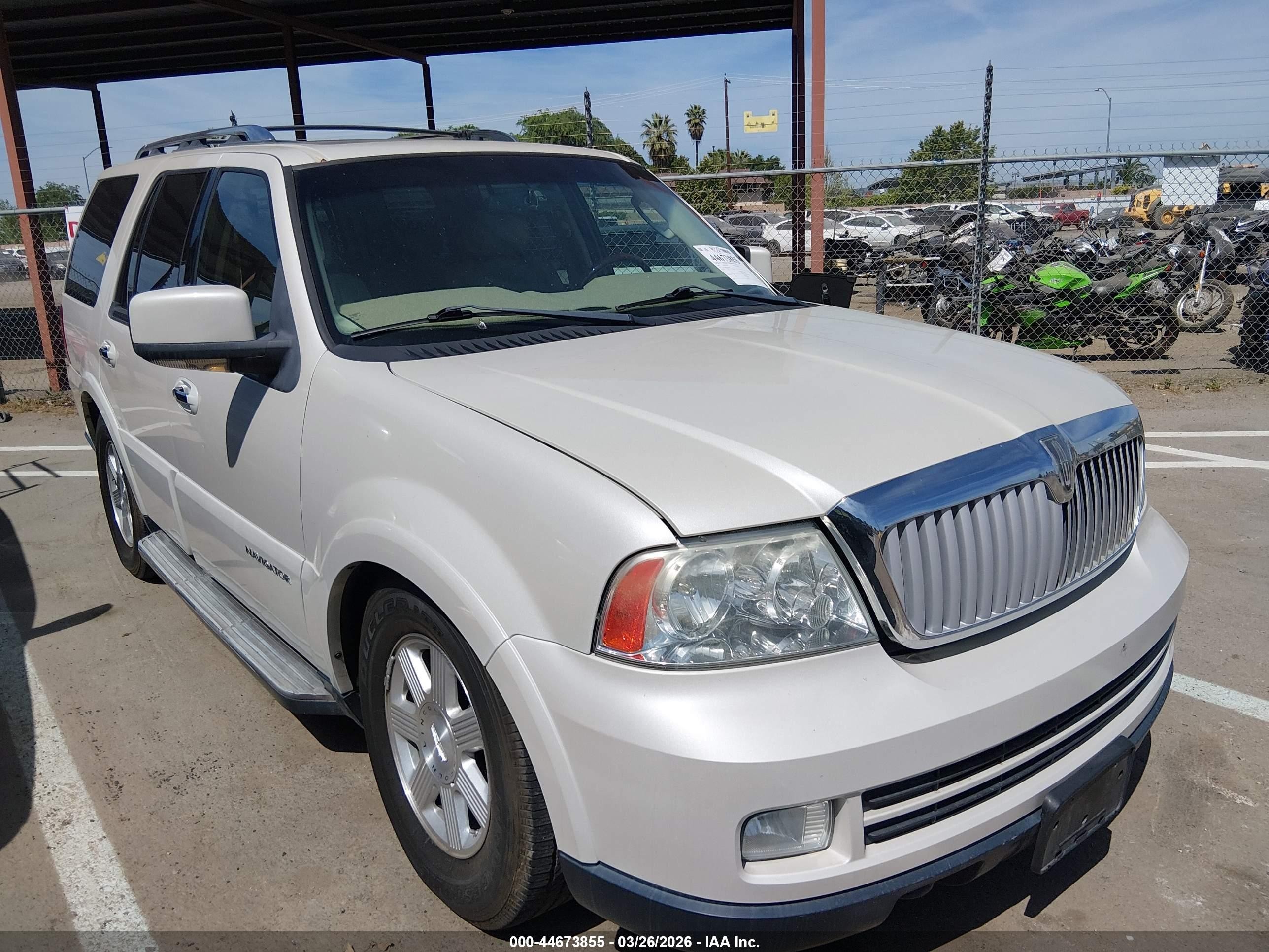 2005 Lincoln Navigator   Белый vin: 5LMFU28555LJ16982