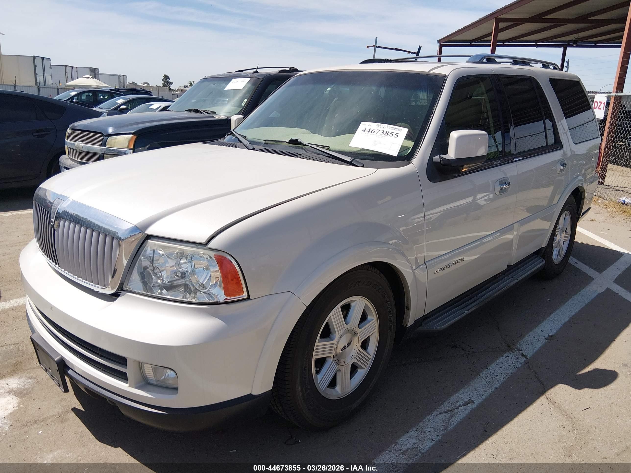 2005 Lincoln Navigator   Белый vin: 5LMFU28555LJ16982