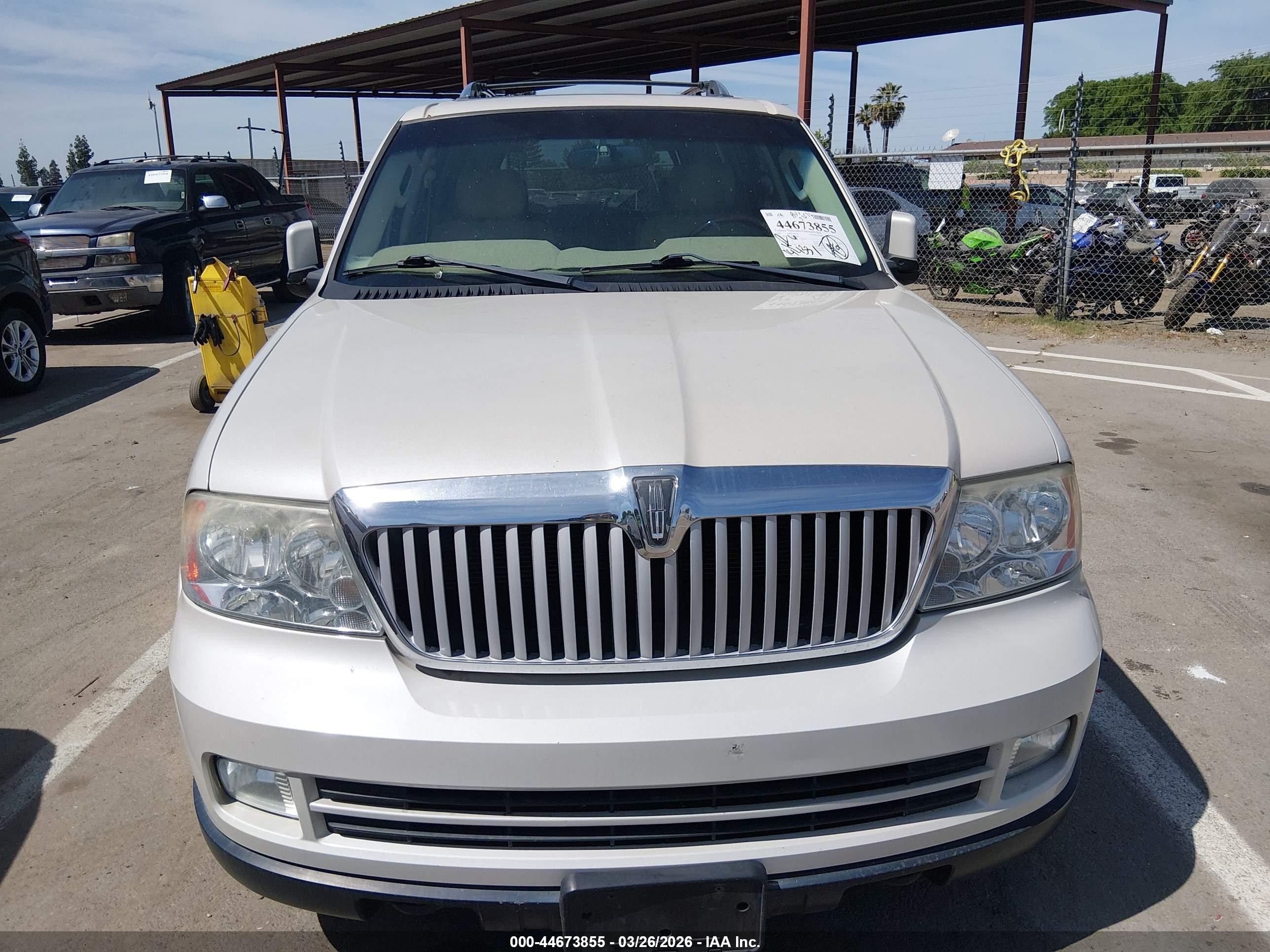 2005 Lincoln Navigator   Белый vin: 5LMFU28555LJ16982