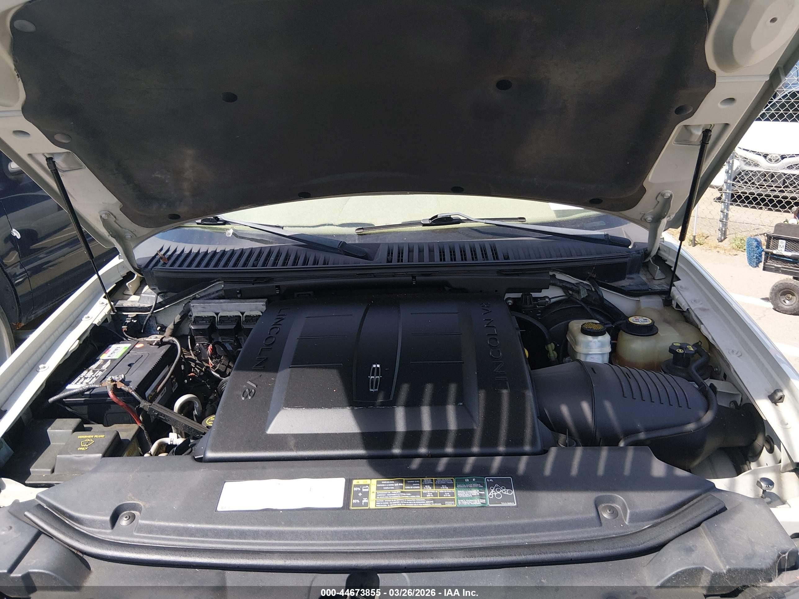 2005 Lincoln Navigator   Белый vin: 5LMFU28555LJ16982