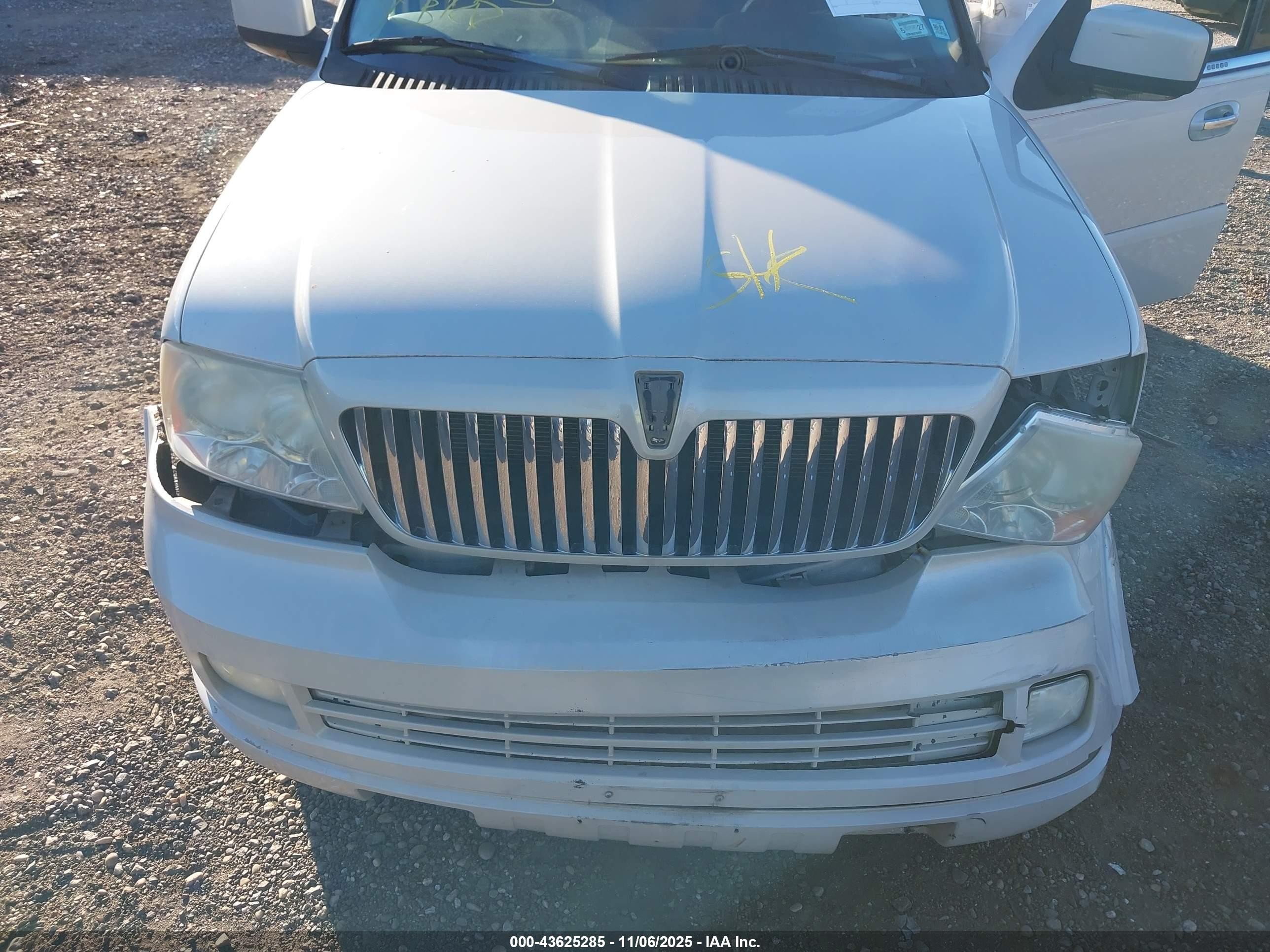 2005 Lincoln Navigator   Белый vin: 5LMFU28555LJ18490