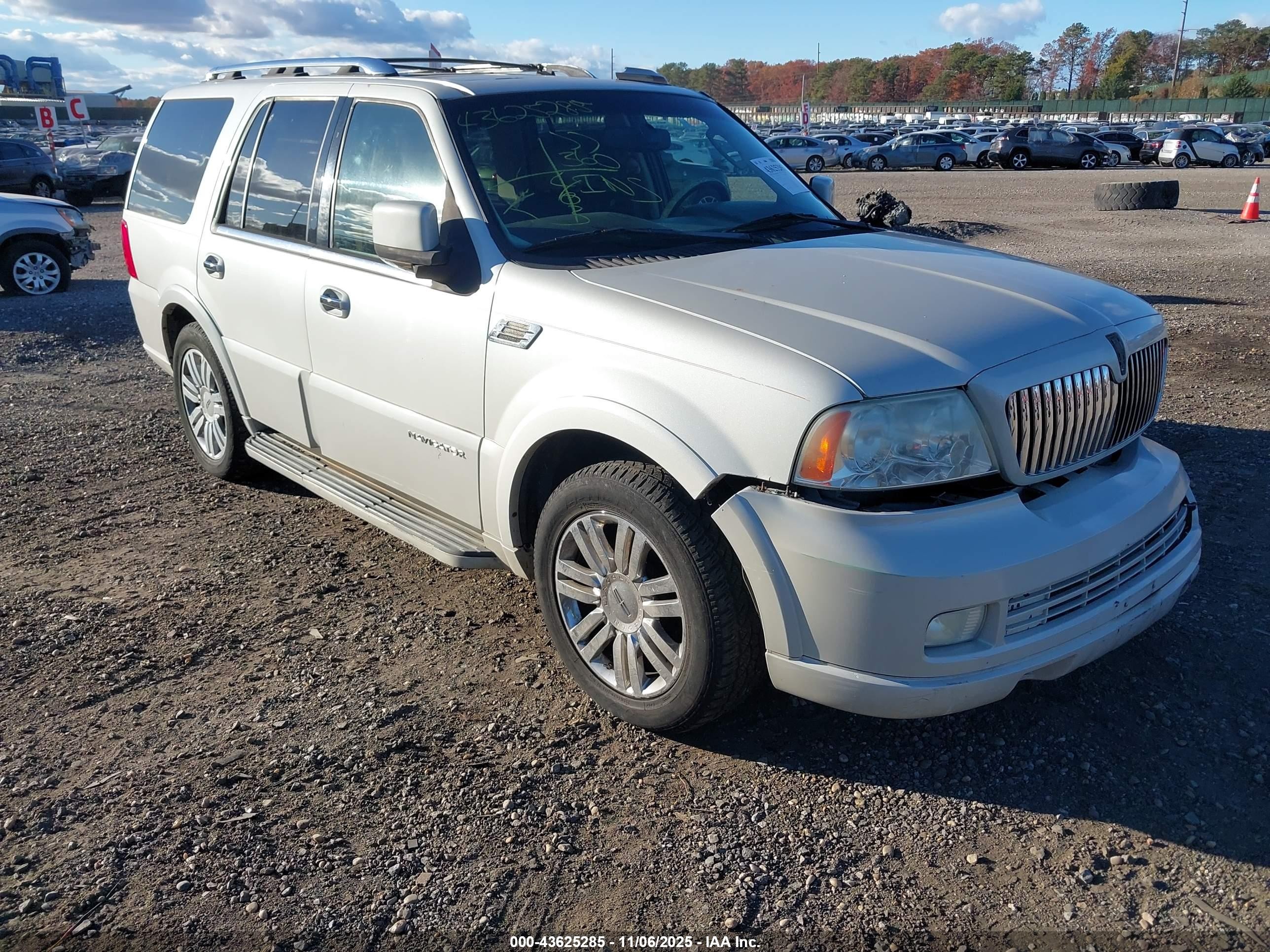 2005 Lincoln Navigator   Белый vin: 5LMFU28555LJ18490