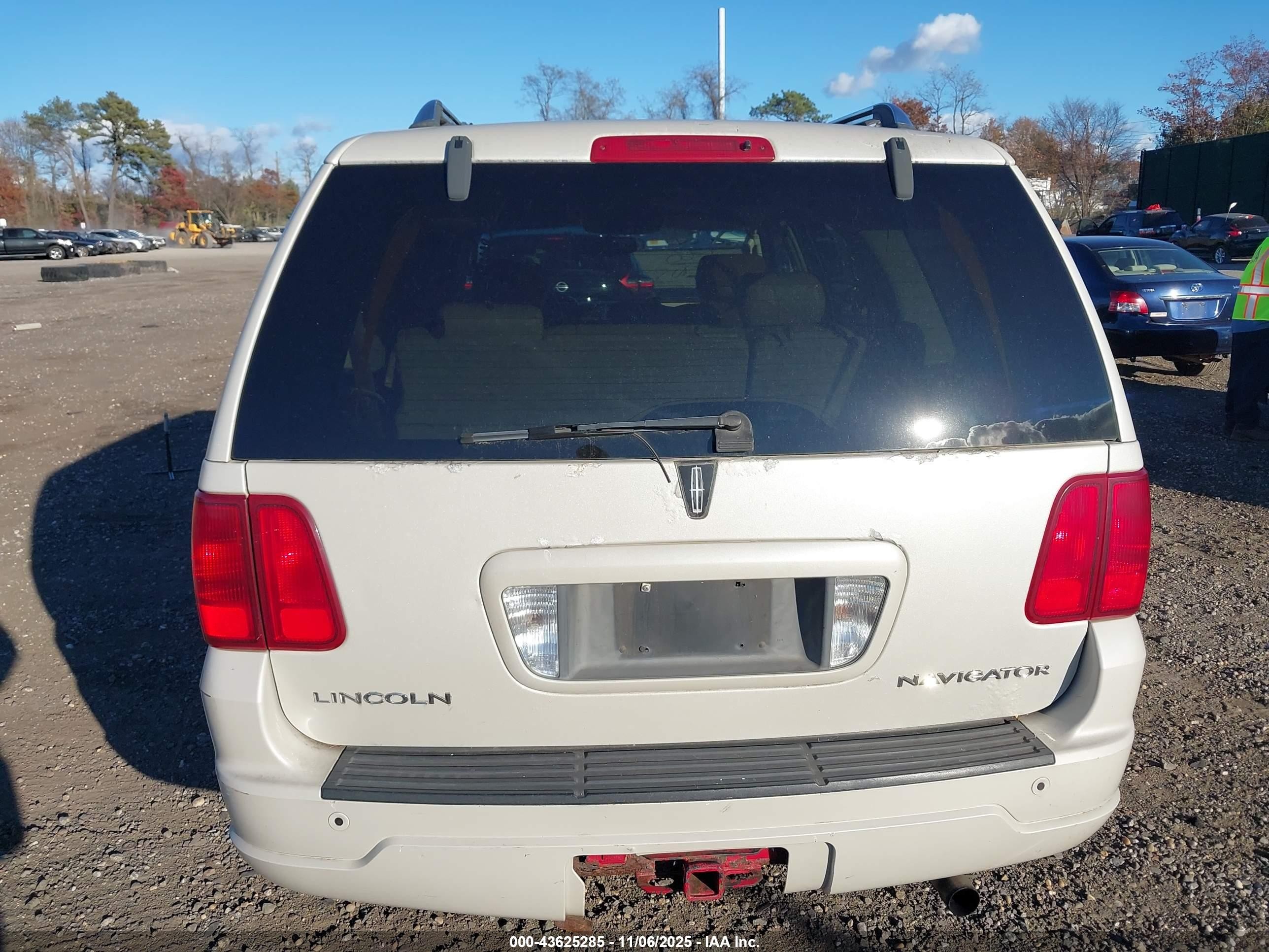 2005 Lincoln Navigator   Белый vin: 5LMFU28555LJ18490