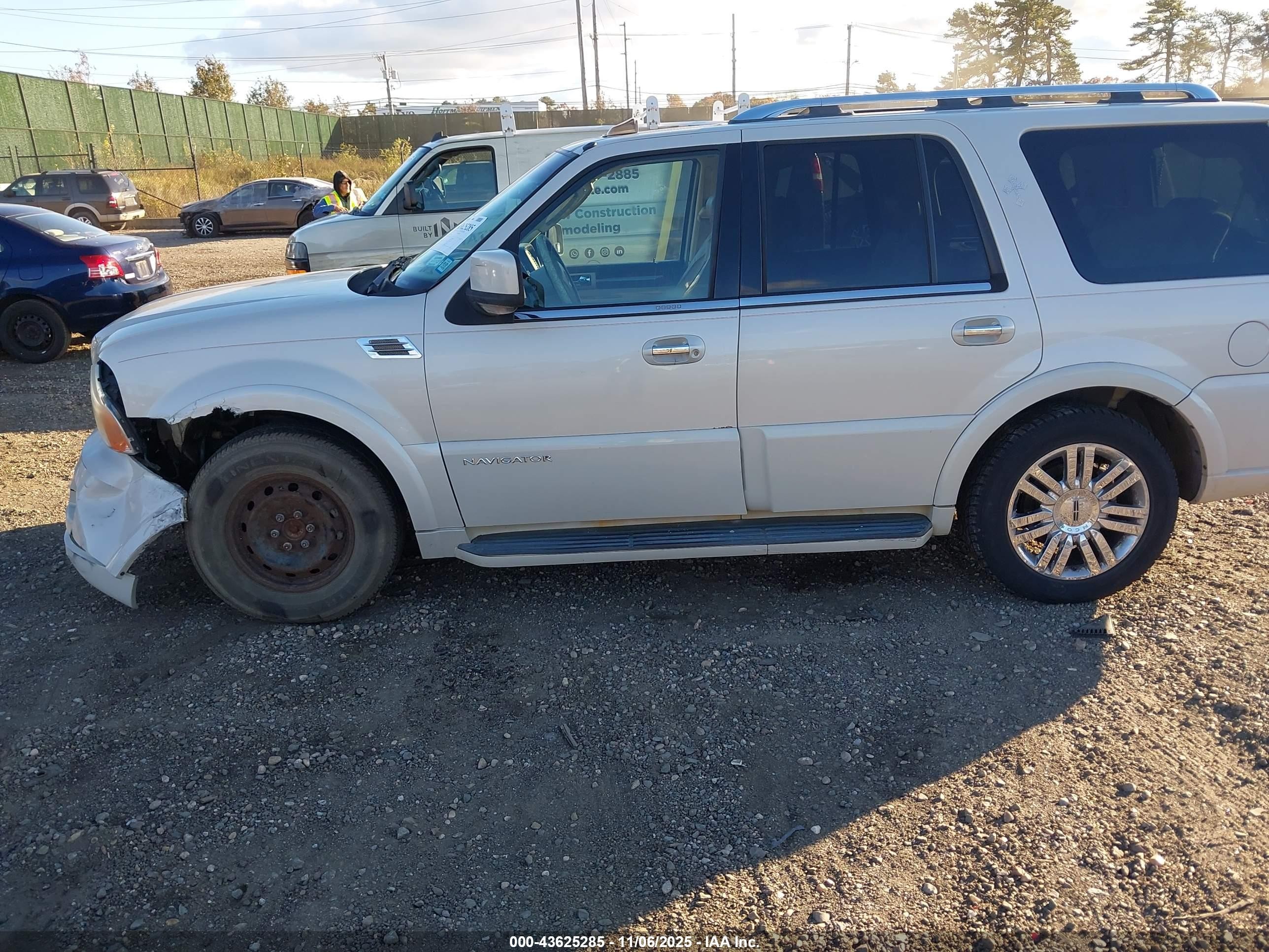 2005 Lincoln Navigator   Белый vin: 5LMFU28555LJ18490