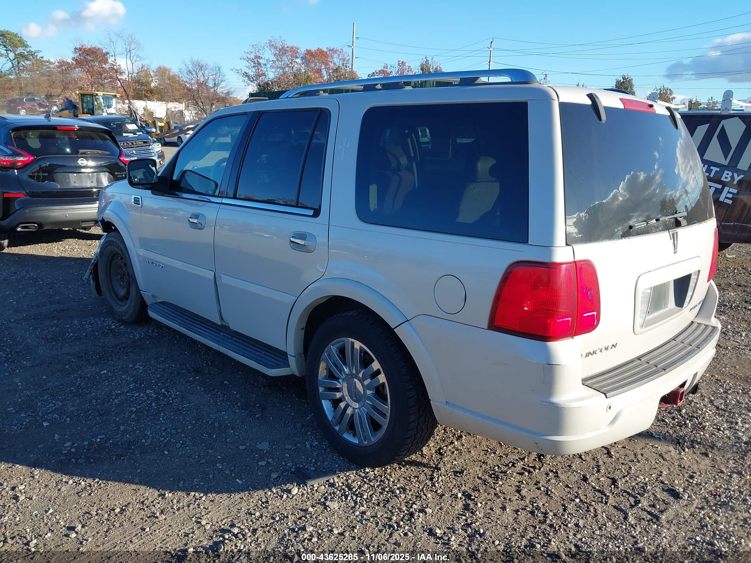2005 Lincoln Navigator   Белый vin: 5LMFU28555LJ18490