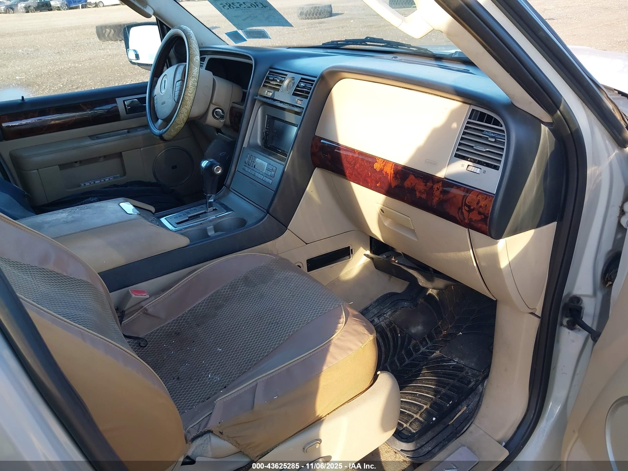 2005 Lincoln Navigator   Белый vin: 5LMFU28555LJ18490