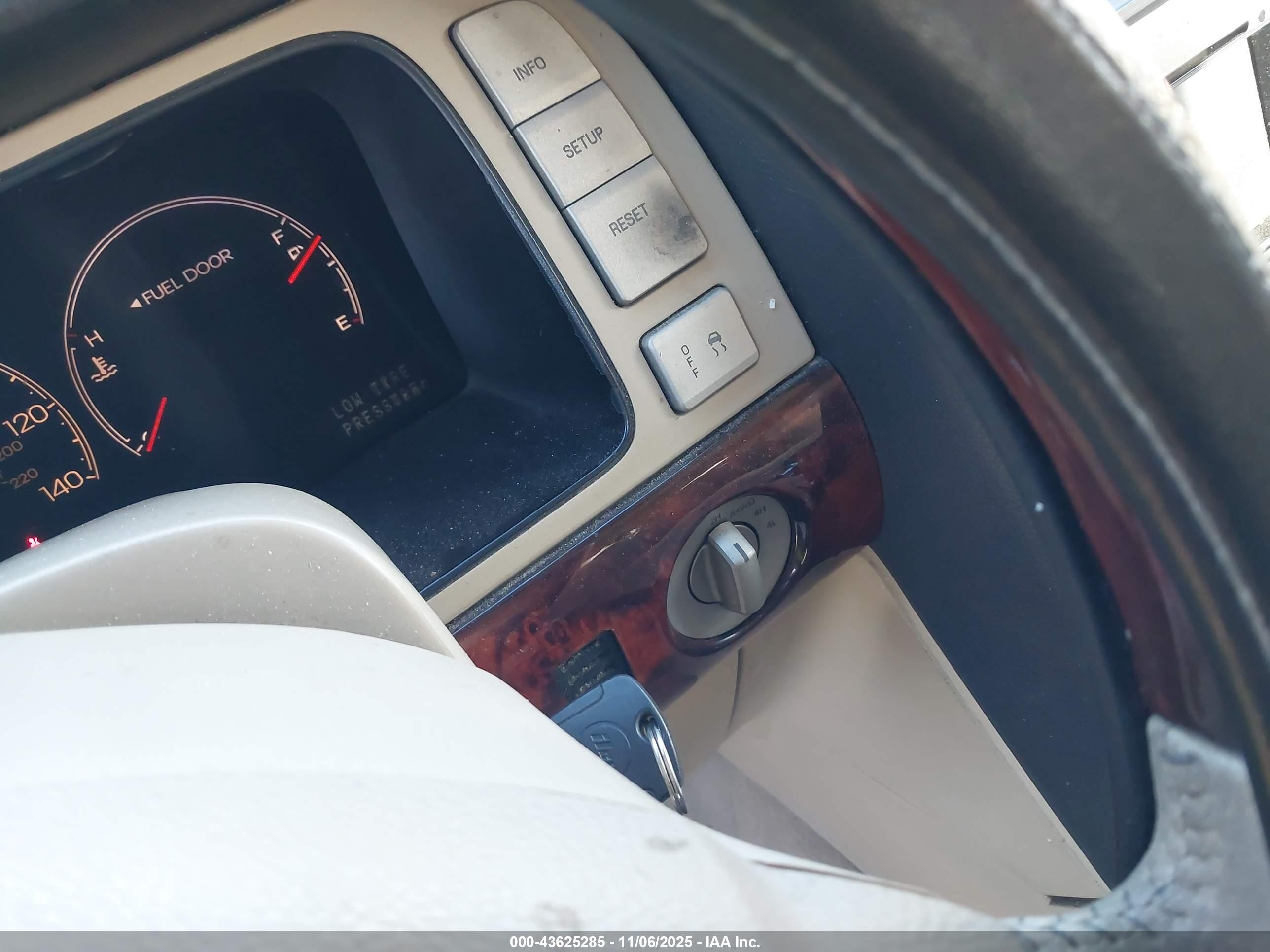 2005 Lincoln Navigator   Белый vin: 5LMFU28555LJ18490