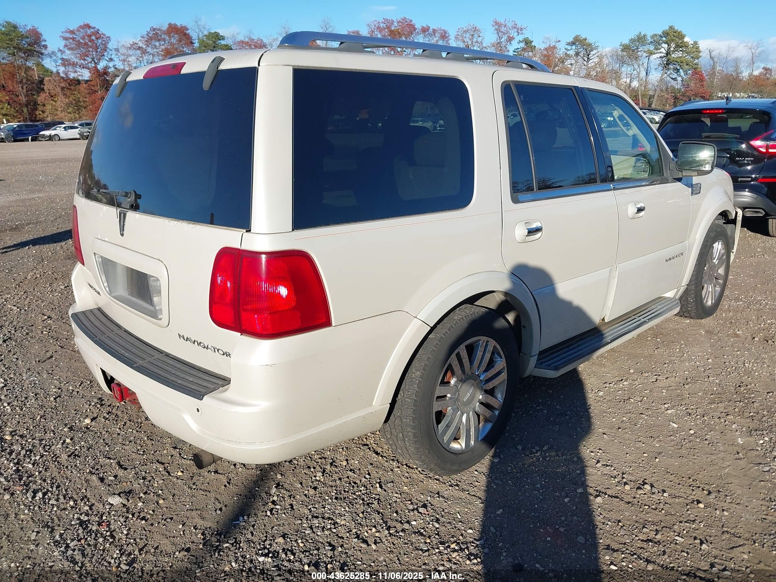 2005 Lincoln Navigator   Белый vin: 5LMFU28555LJ18490