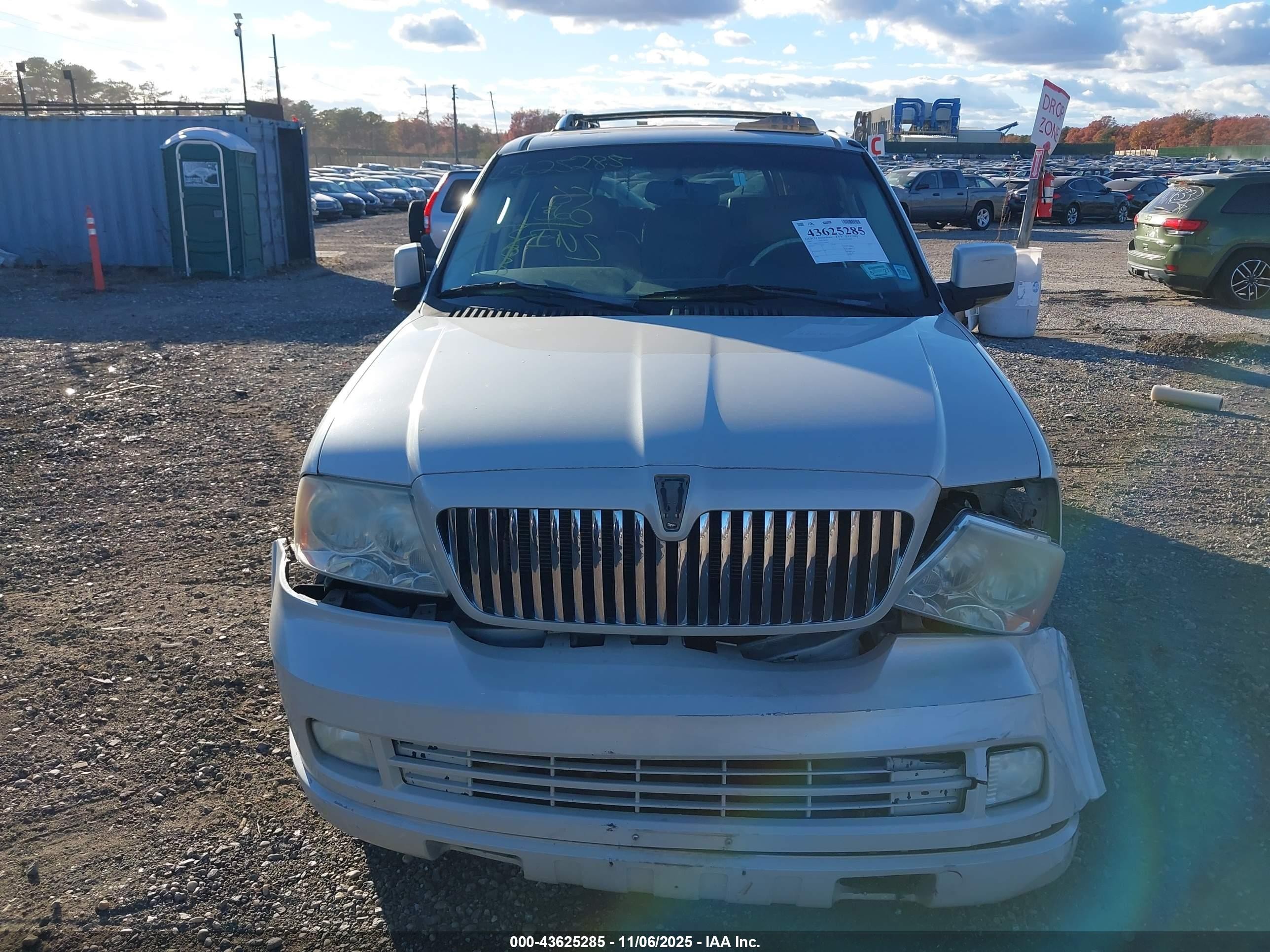 2005 Lincoln Navigator   Белый vin: 5LMFU28555LJ18490