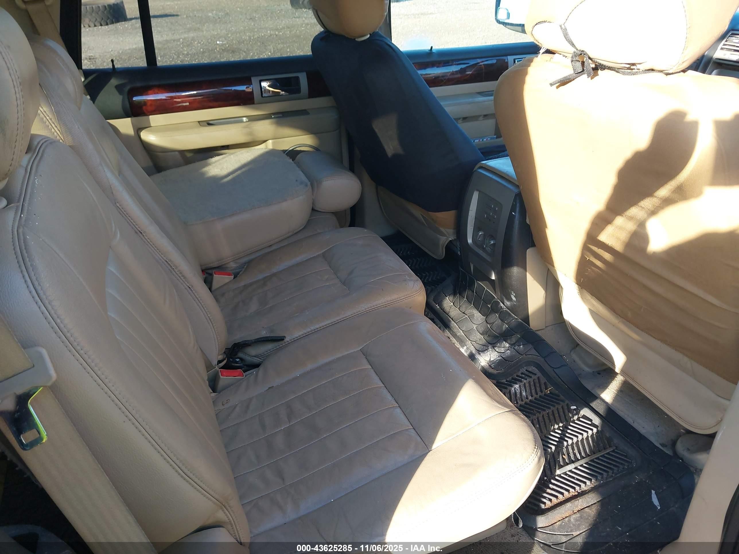 2005 Lincoln Navigator   Белый vin: 5LMFU28555LJ18490