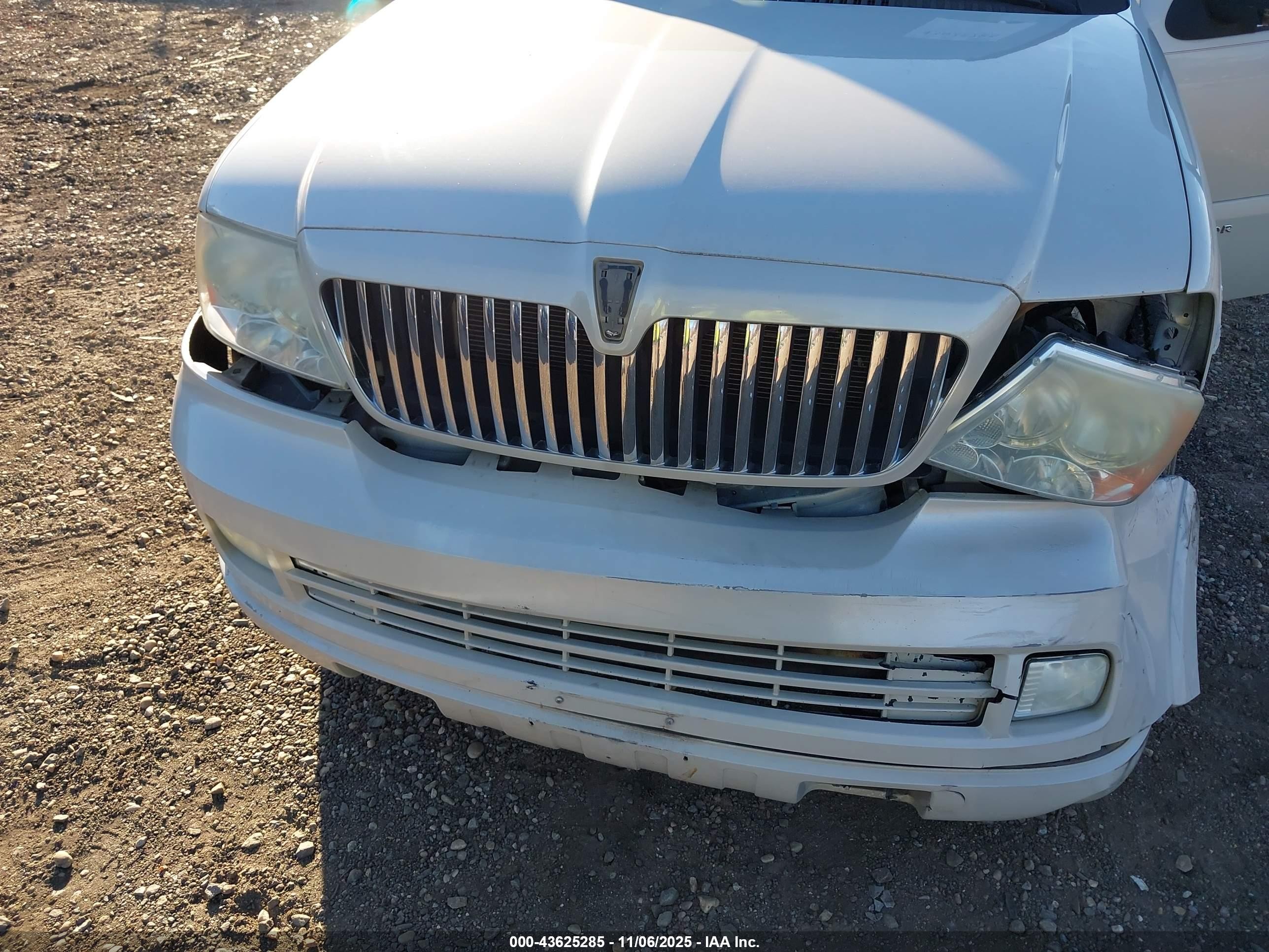 2005 Lincoln Navigator   Белый vin: 5LMFU28555LJ18490