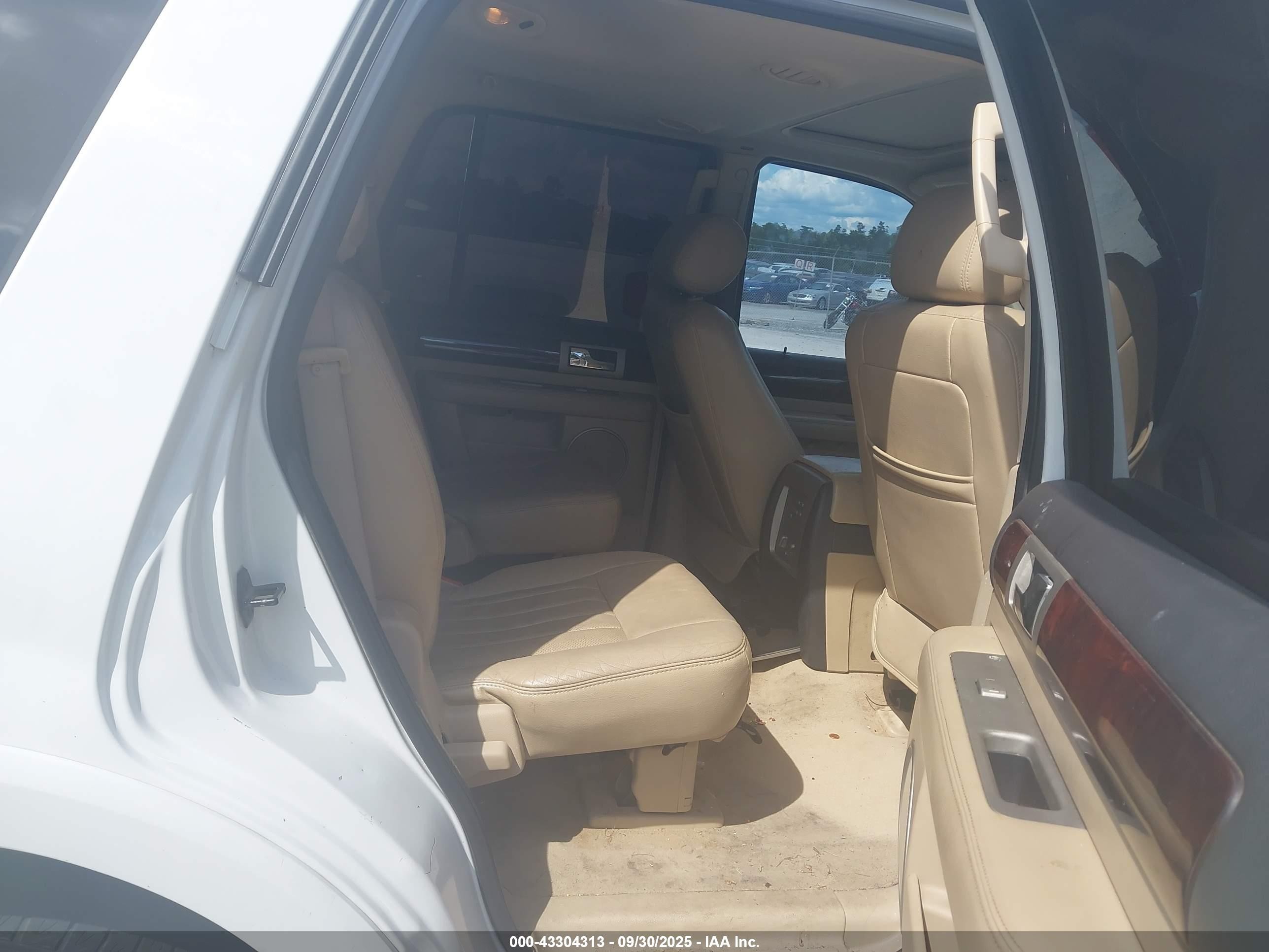 2005 Lincoln Navigator   White vin: 5LMFU28565LJ17798