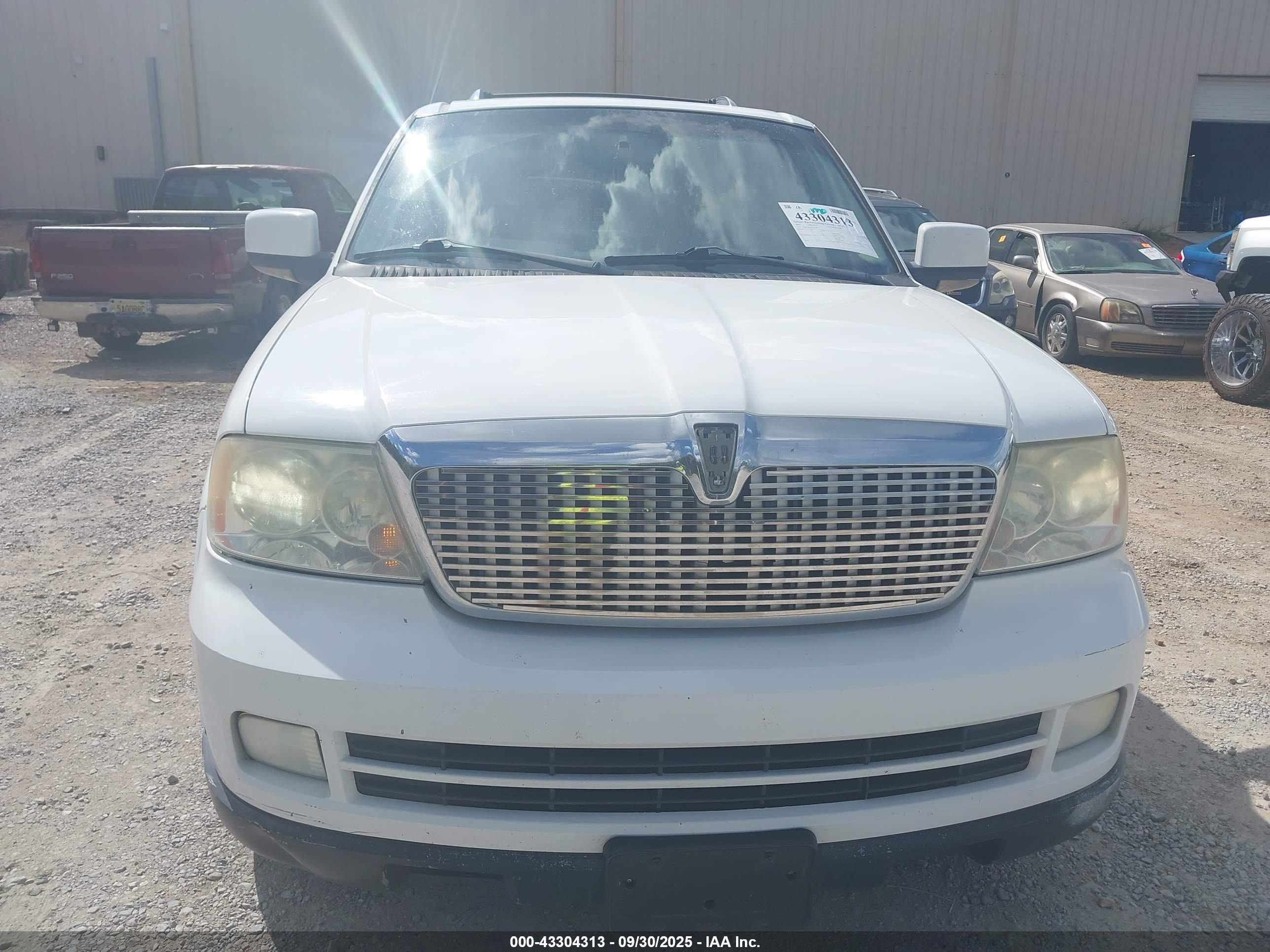 2005 Lincoln Navigator   White vin: 5LMFU28565LJ17798