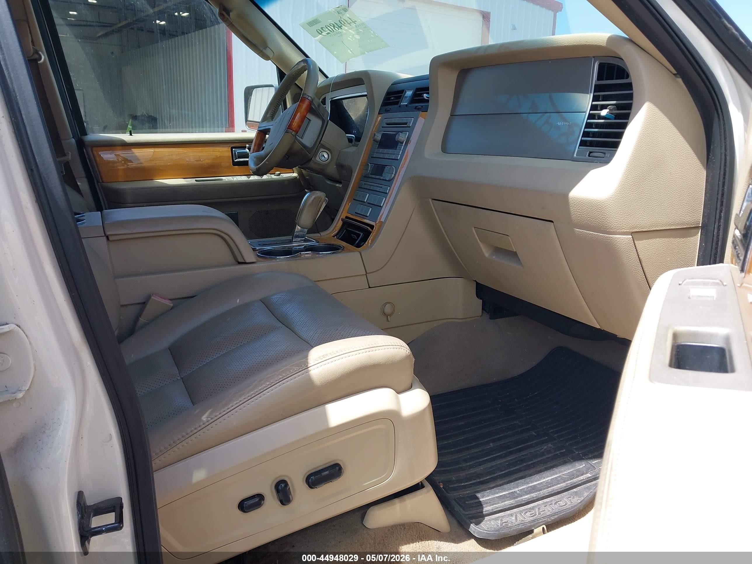 2008 Lincoln Navigator   Cream vin: 5LMFU28568LJ04067