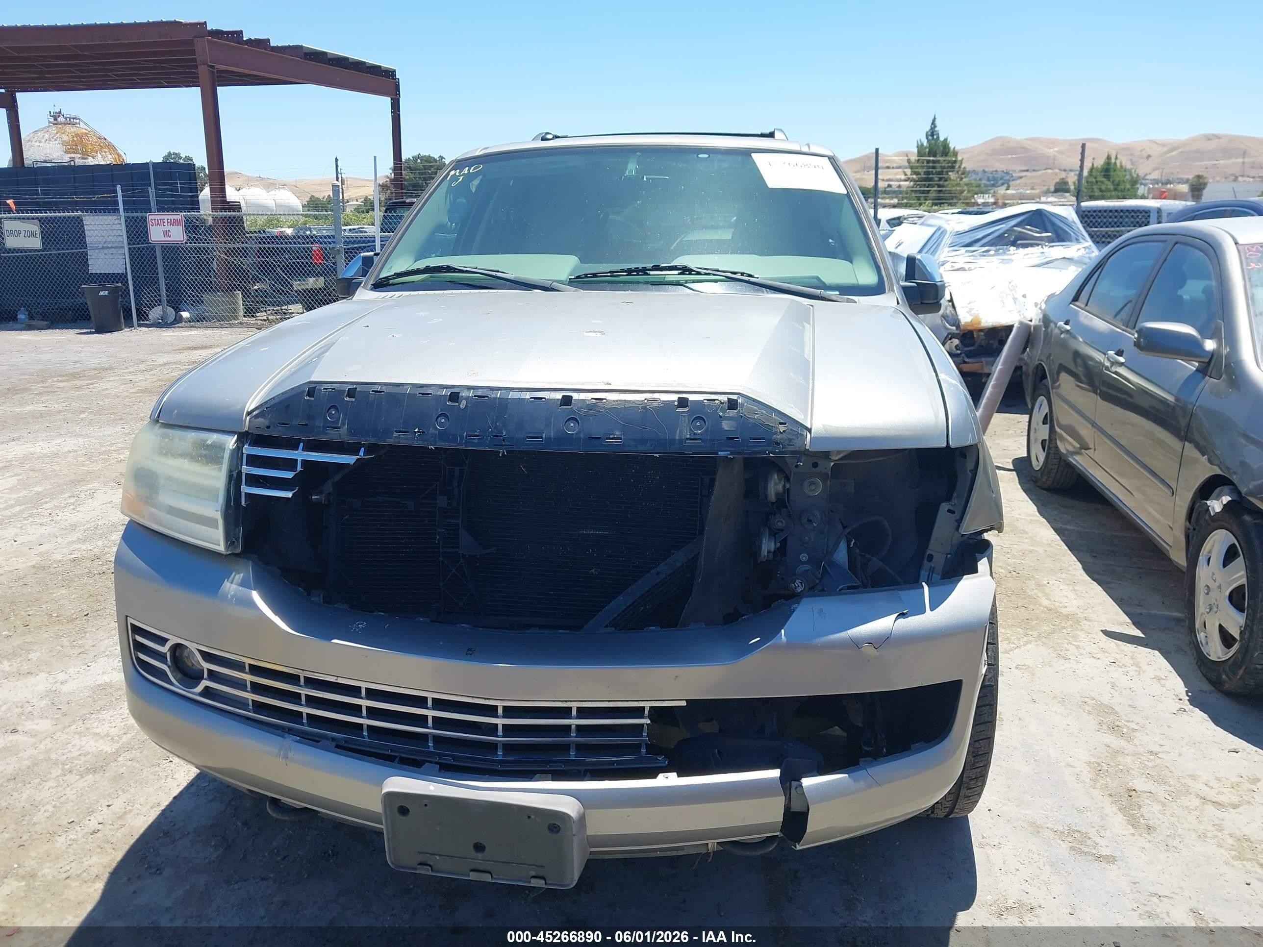 2008 Lincoln Navigator   Gray vin: 5LMFU28568LJ11035
