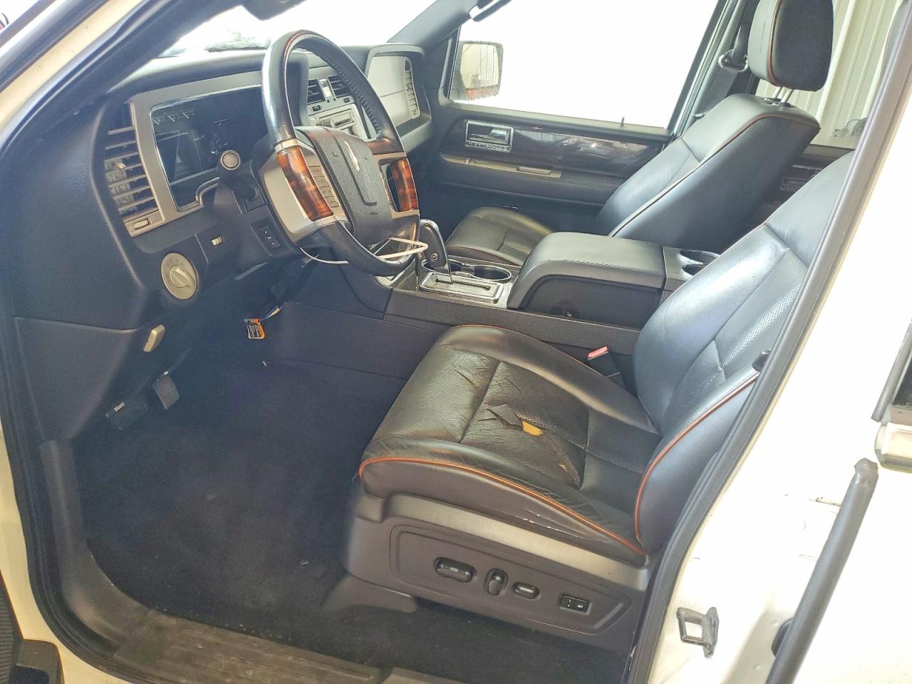 2008 Lincoln Navigator White vin: 5LMFU28568LJ13593