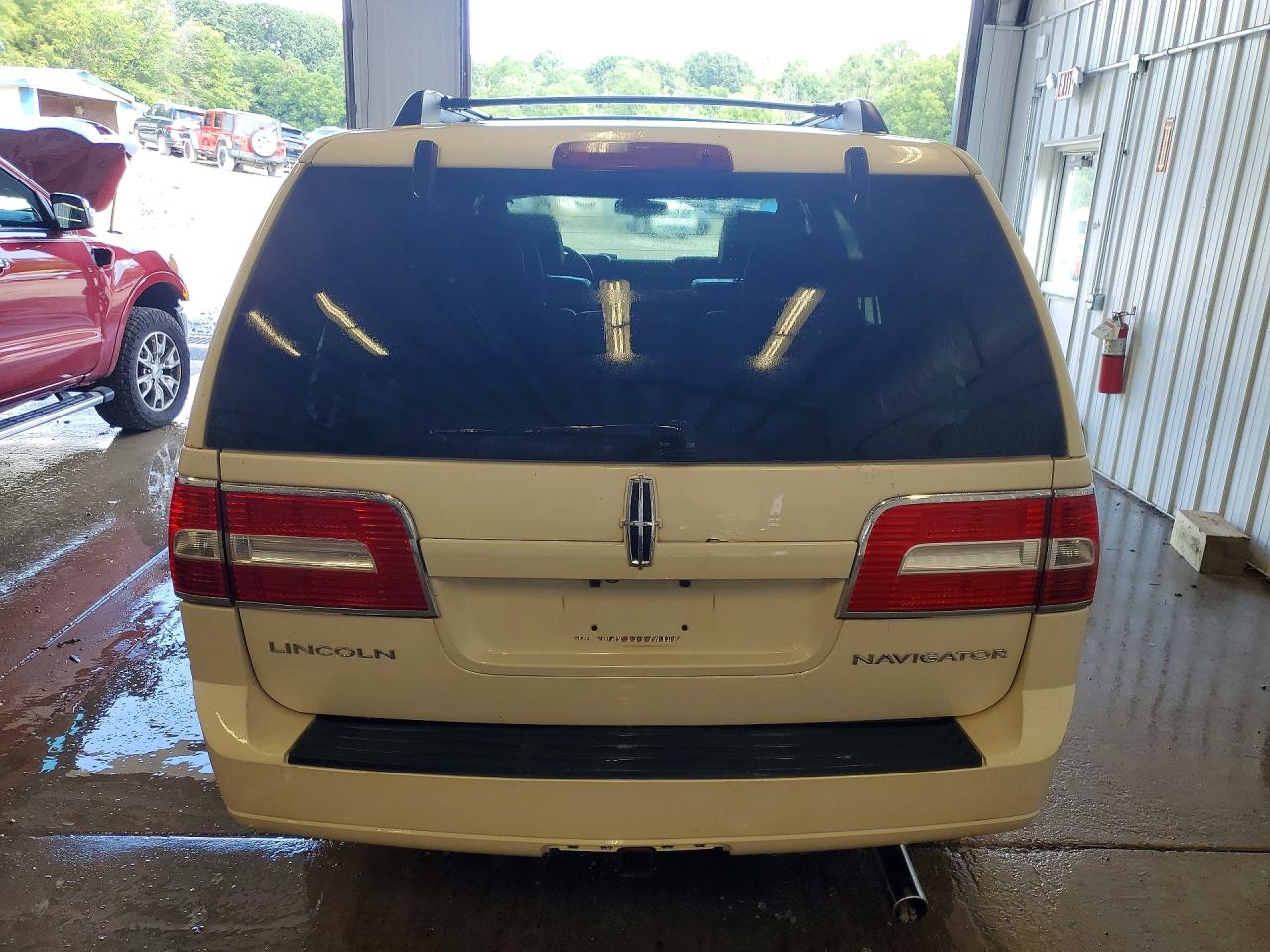 2008 Lincoln Navigator White vin: 5LMFU28568LJ13593