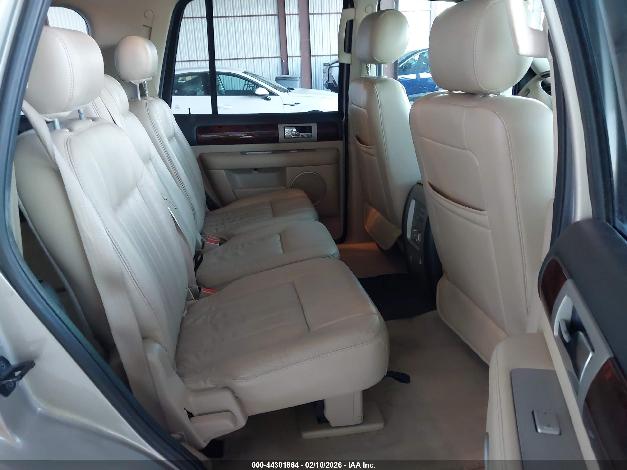 2005 Lincoln Navigator   Beige vin: 5LMFU28575LJ16367