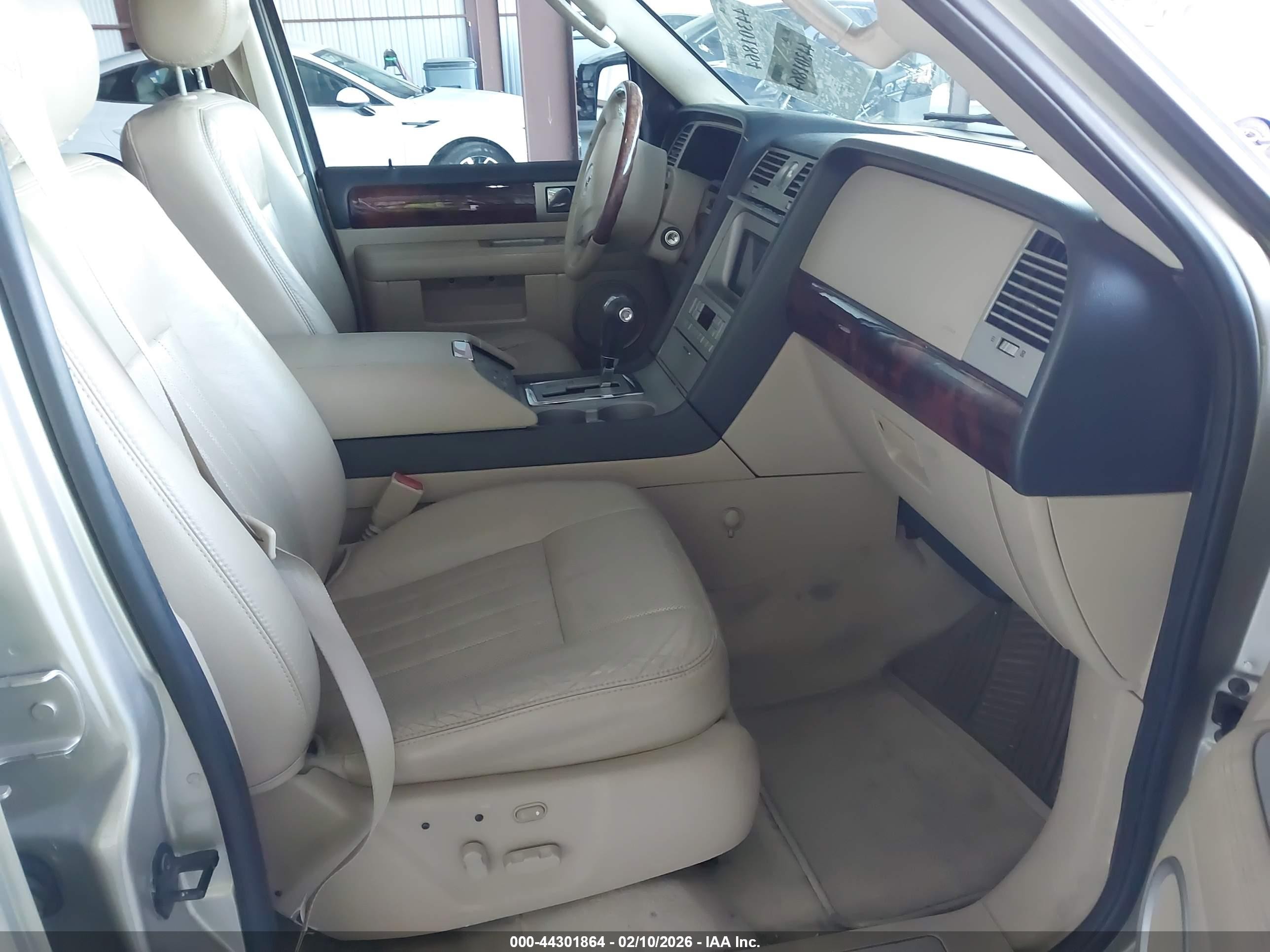 2005 Lincoln Navigator   Beige vin: 5LMFU28575LJ16367