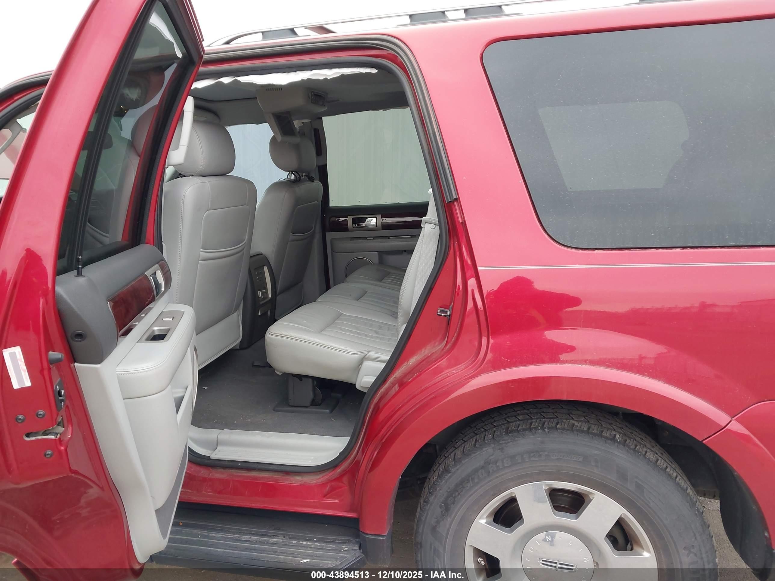 2005 Lincoln Navigator   Red vin: 5LMFU28575LJ17096