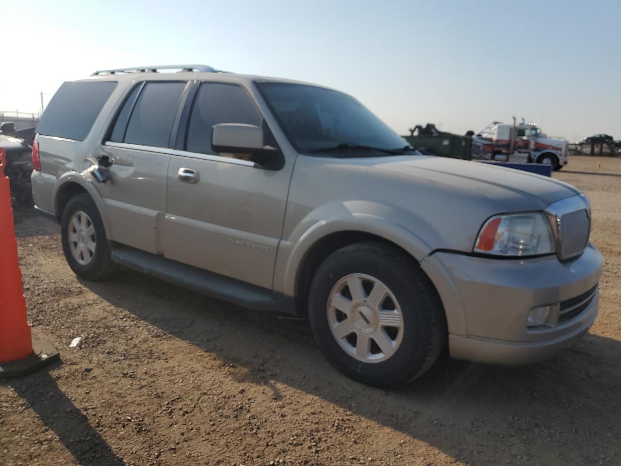 2005 Lincoln Navigator Beige vin: 5LMFU28585LJ09847