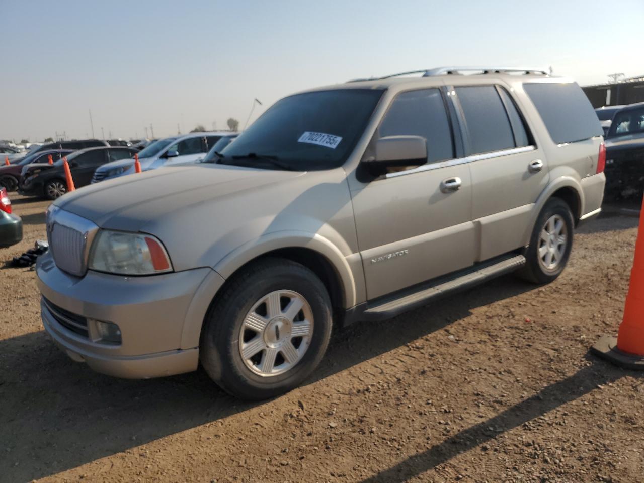 2005 Lincoln Navigator Beige vin: 5LMFU28585LJ09847