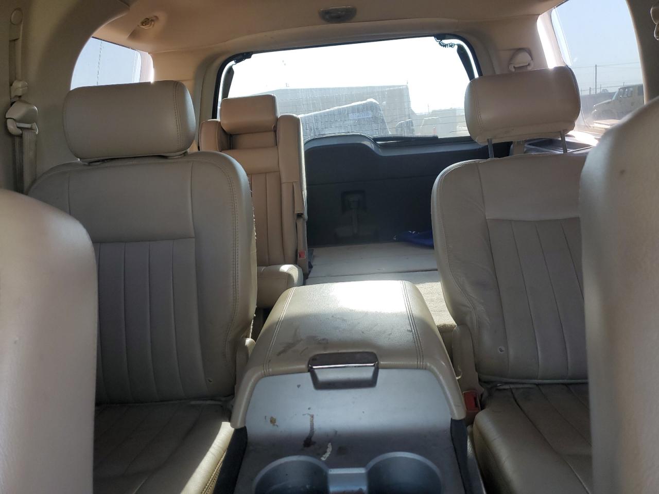 2005 Lincoln Navigator Beige vin: 5LMFU28585LJ09847