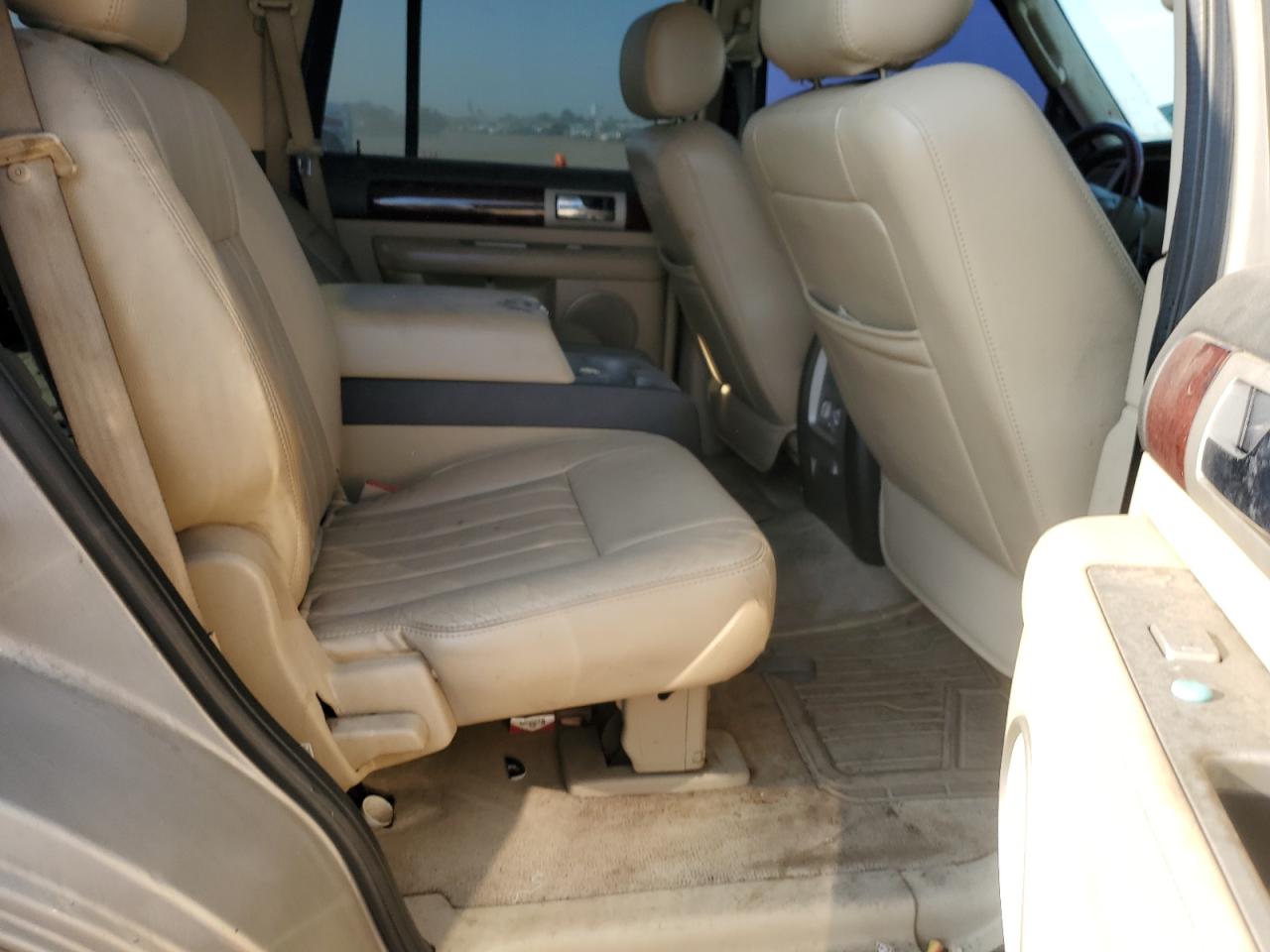 2005 Lincoln Navigator Beige vin: 5LMFU28585LJ09847