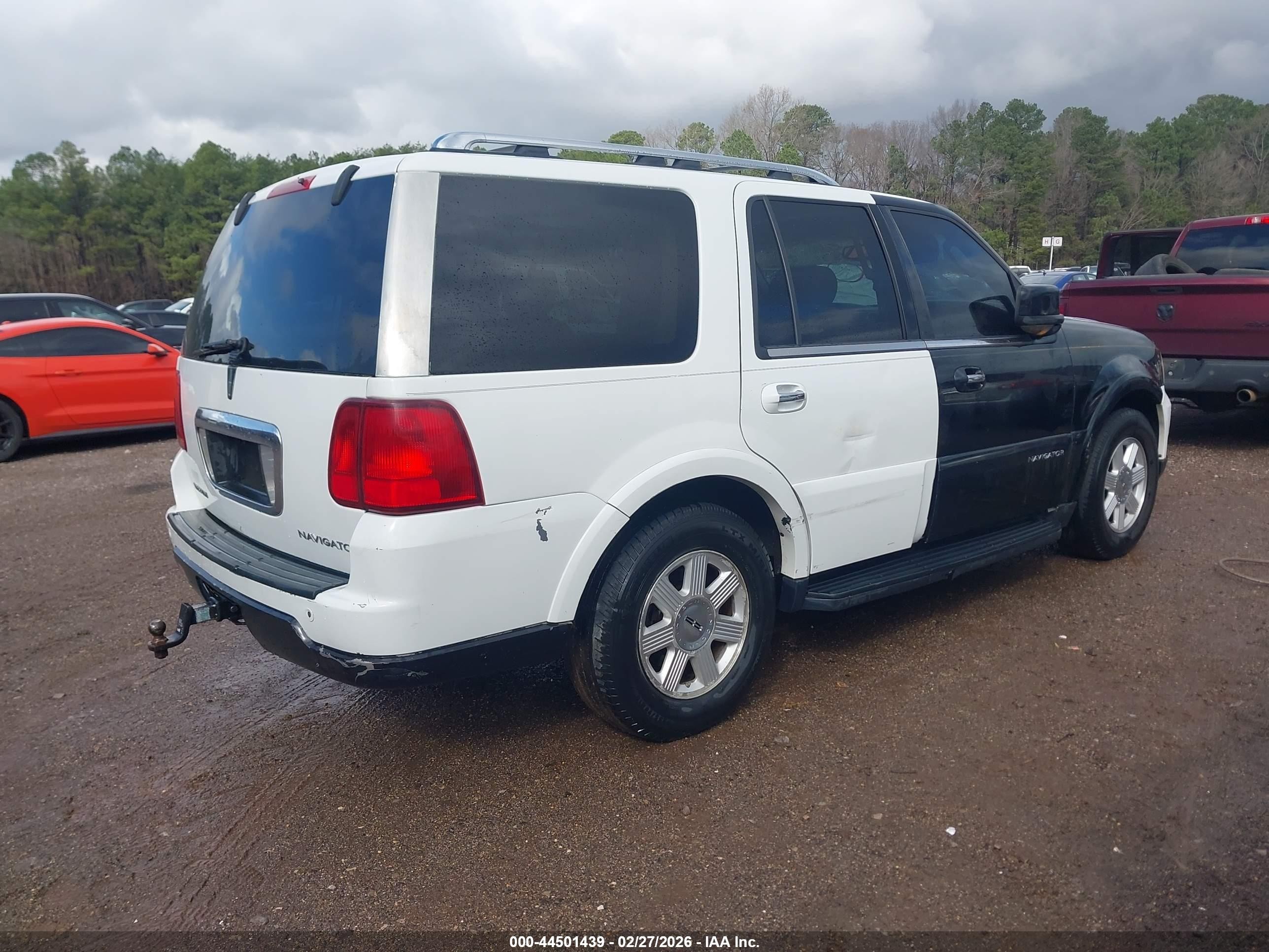 2005 Lincoln Navigator   White vin: 5LMFU28585LJ16877