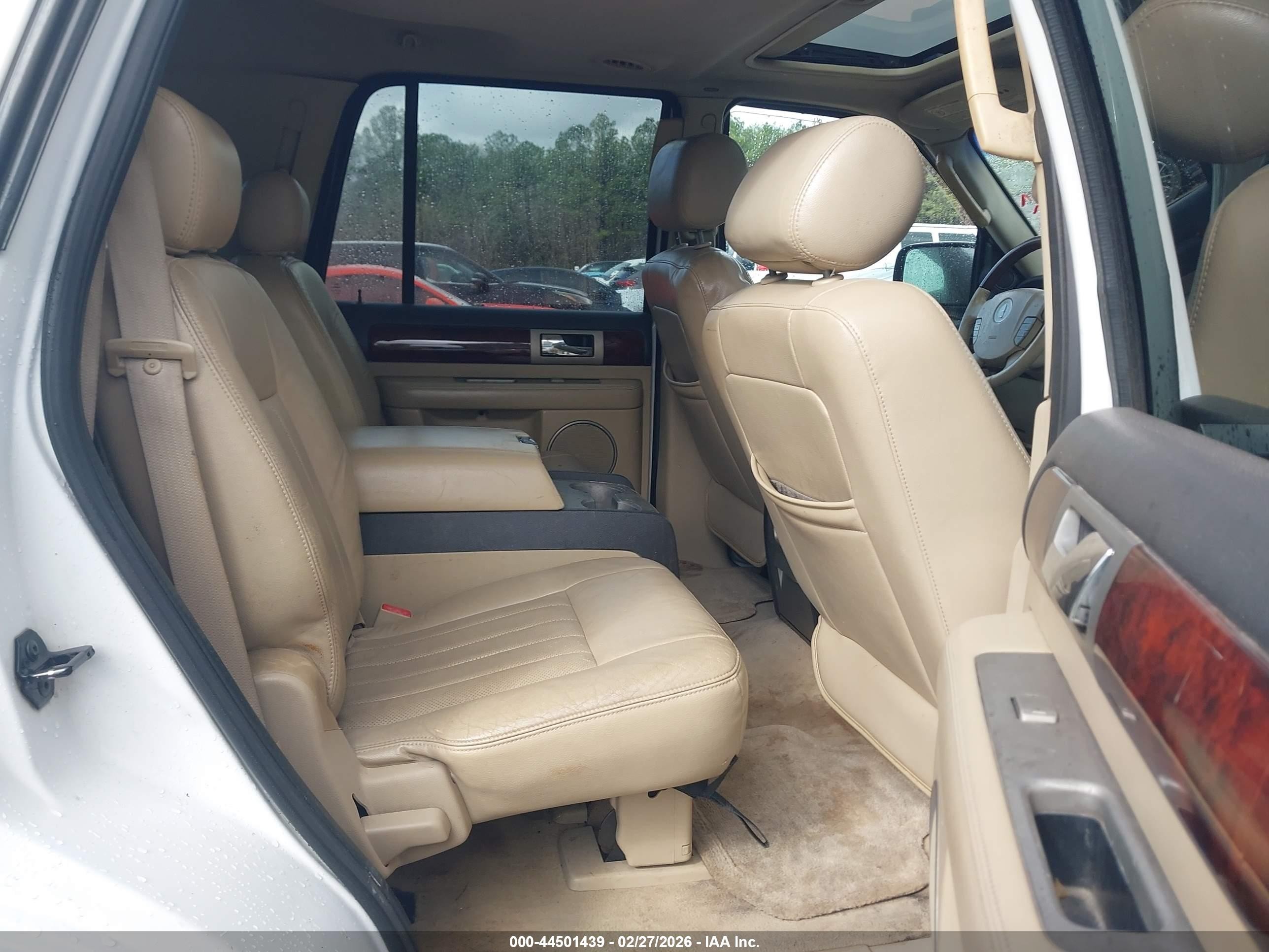 2005 Lincoln Navigator   White vin: 5LMFU28585LJ16877