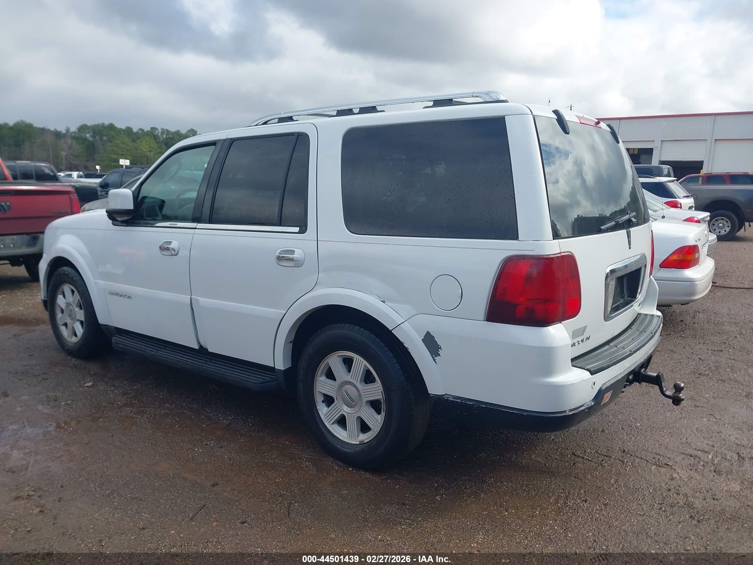 2005 Lincoln Navigator   White vin: 5LMFU28585LJ16877