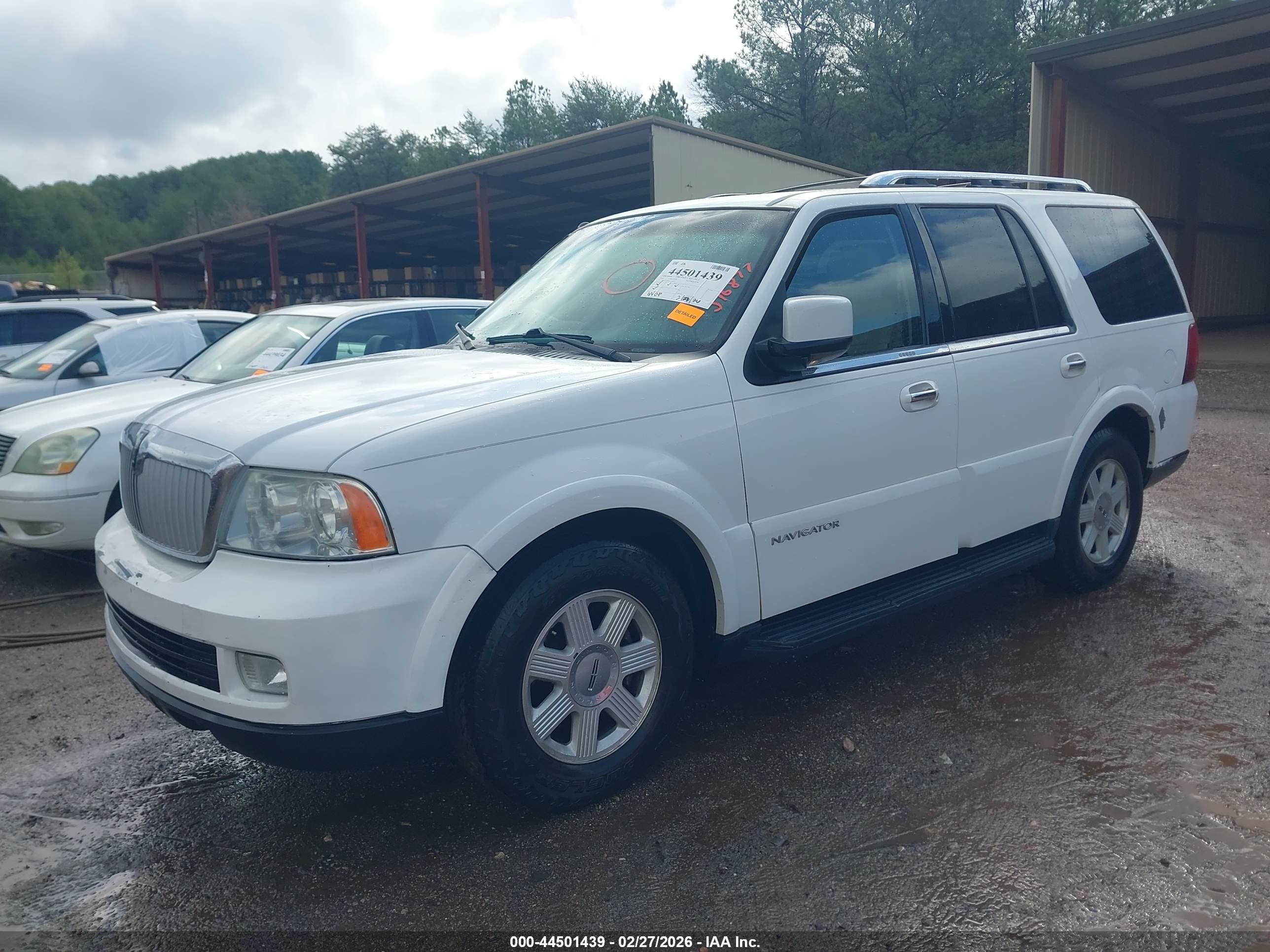 2005 Lincoln Navigator   White vin: 5LMFU28585LJ16877