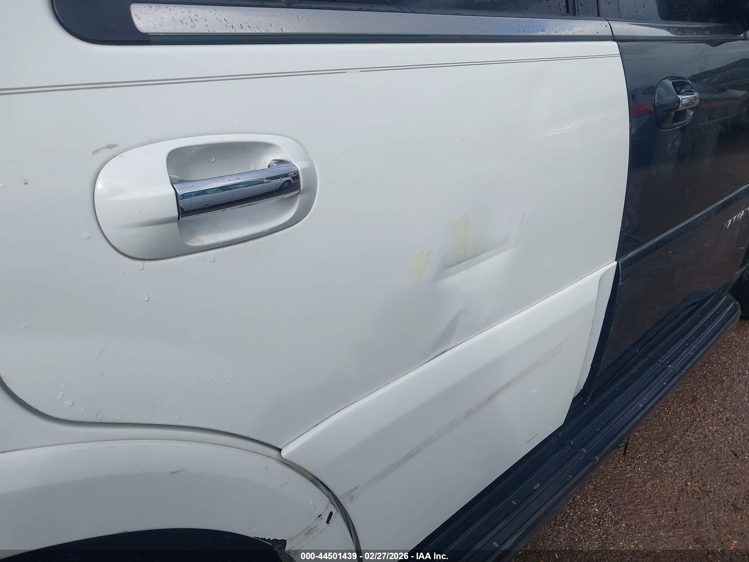 2005 Lincoln Navigator   White vin: 5LMFU28585LJ16877