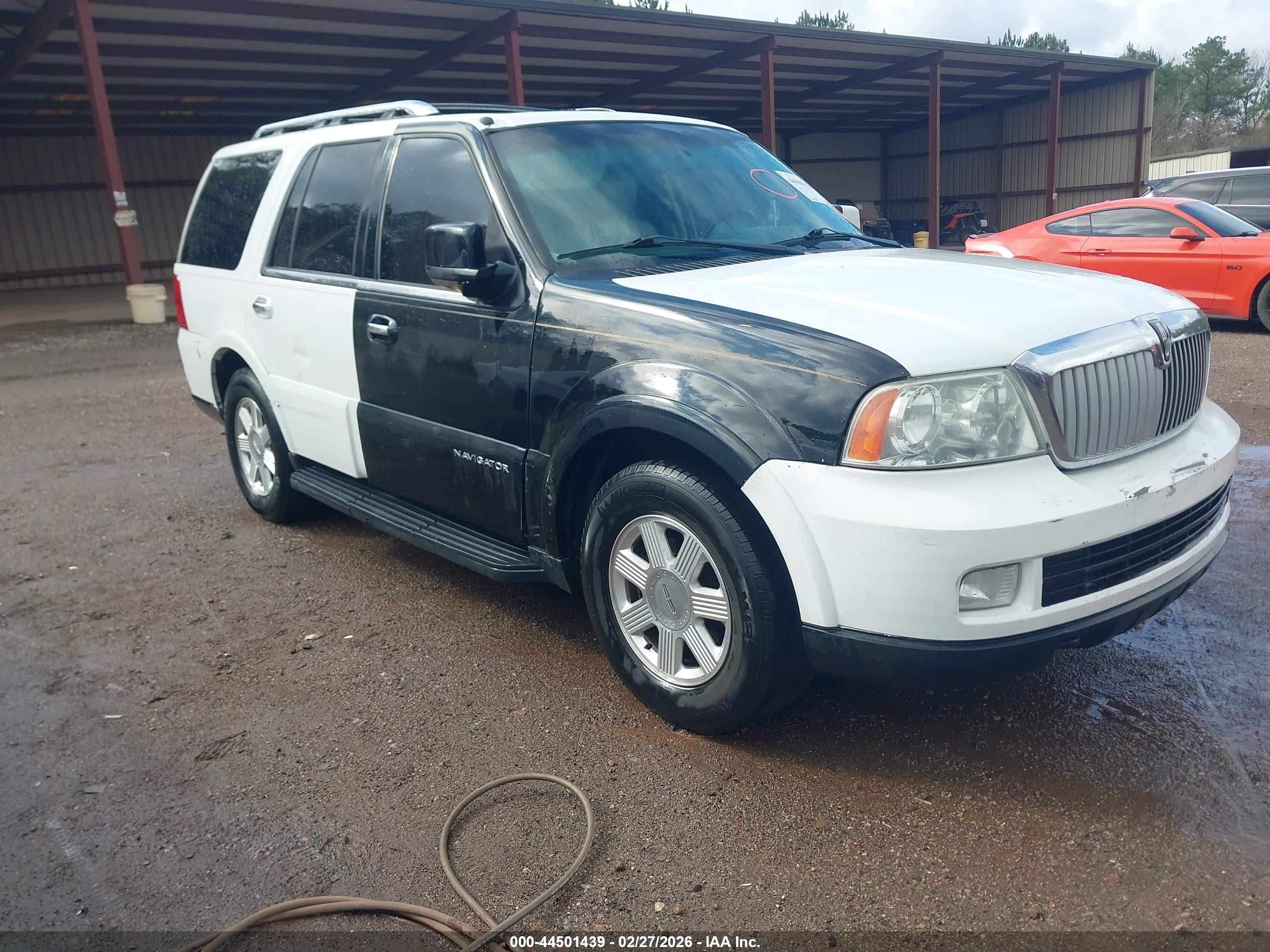 2005 Lincoln Navigator   White vin: 5LMFU28585LJ16877