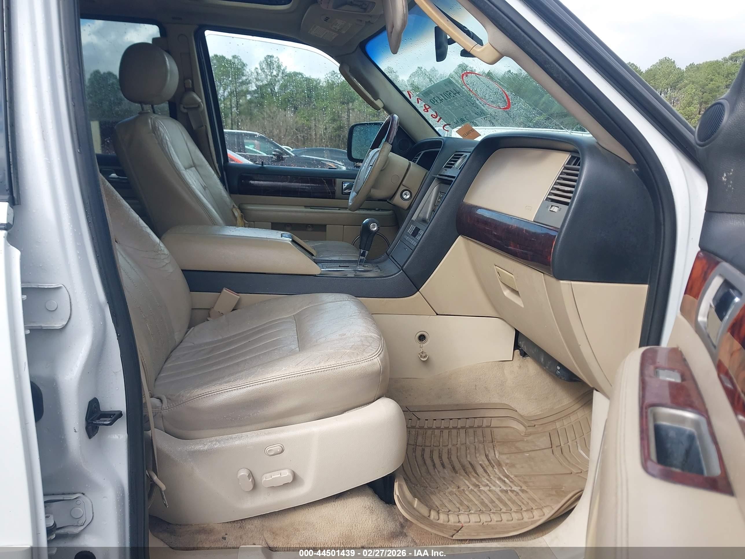 2005 Lincoln Navigator   White vin: 5LMFU28585LJ16877